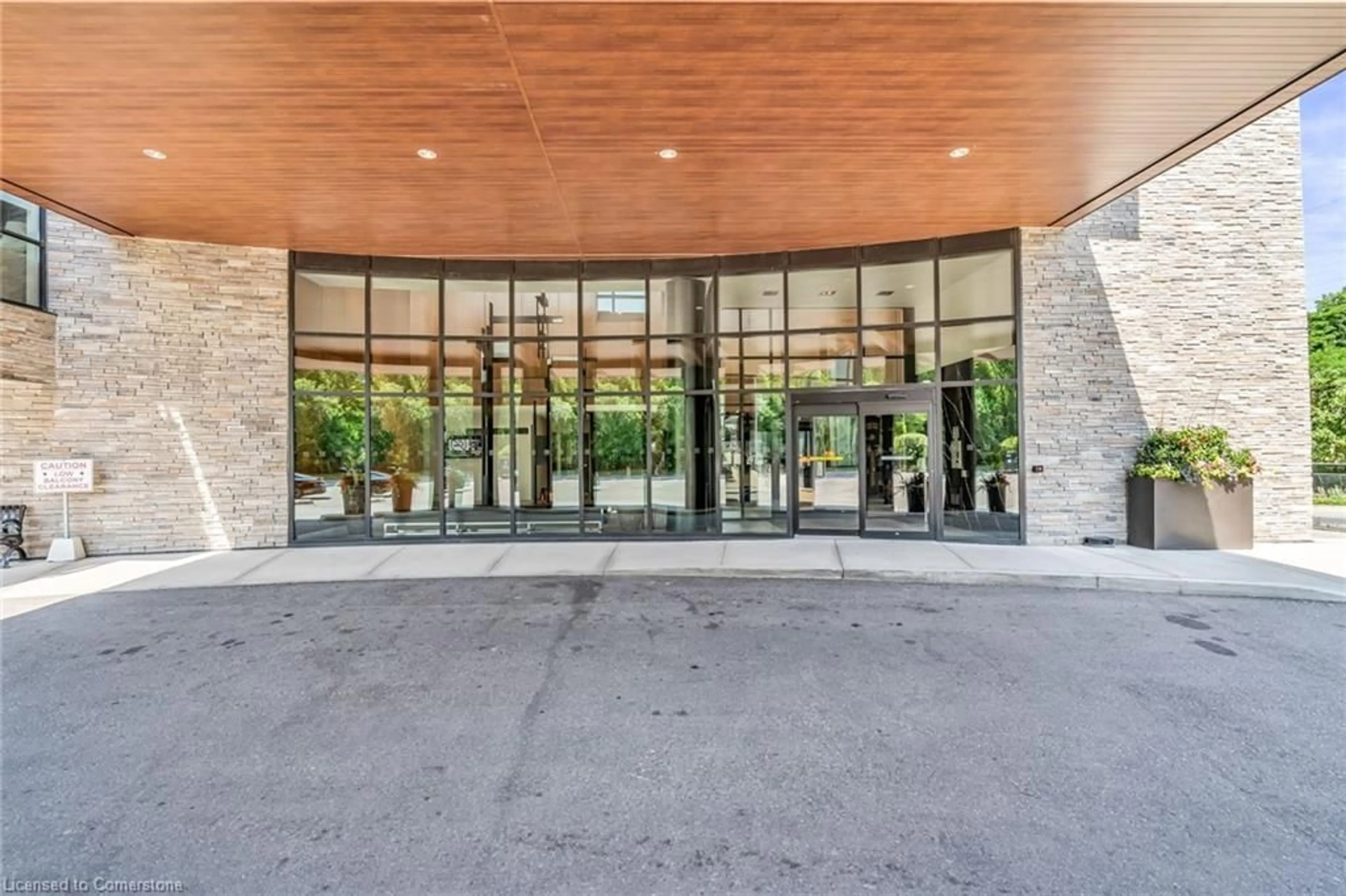 Indoor foyer for 1575 Lakeshore Road West Rd #368, Mississauga Ontario L5J 0B1
