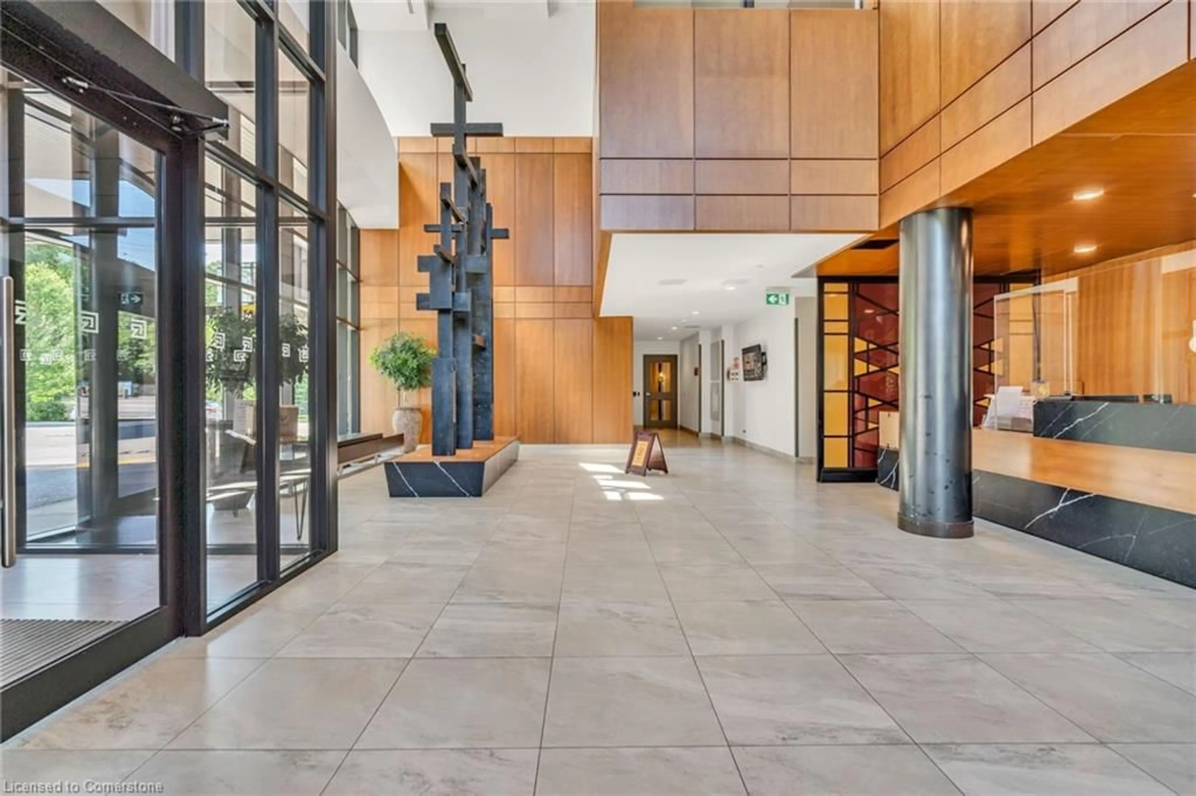 Indoor foyer for 1575 Lakeshore Road West Rd #368, Mississauga Ontario L5J 0B1