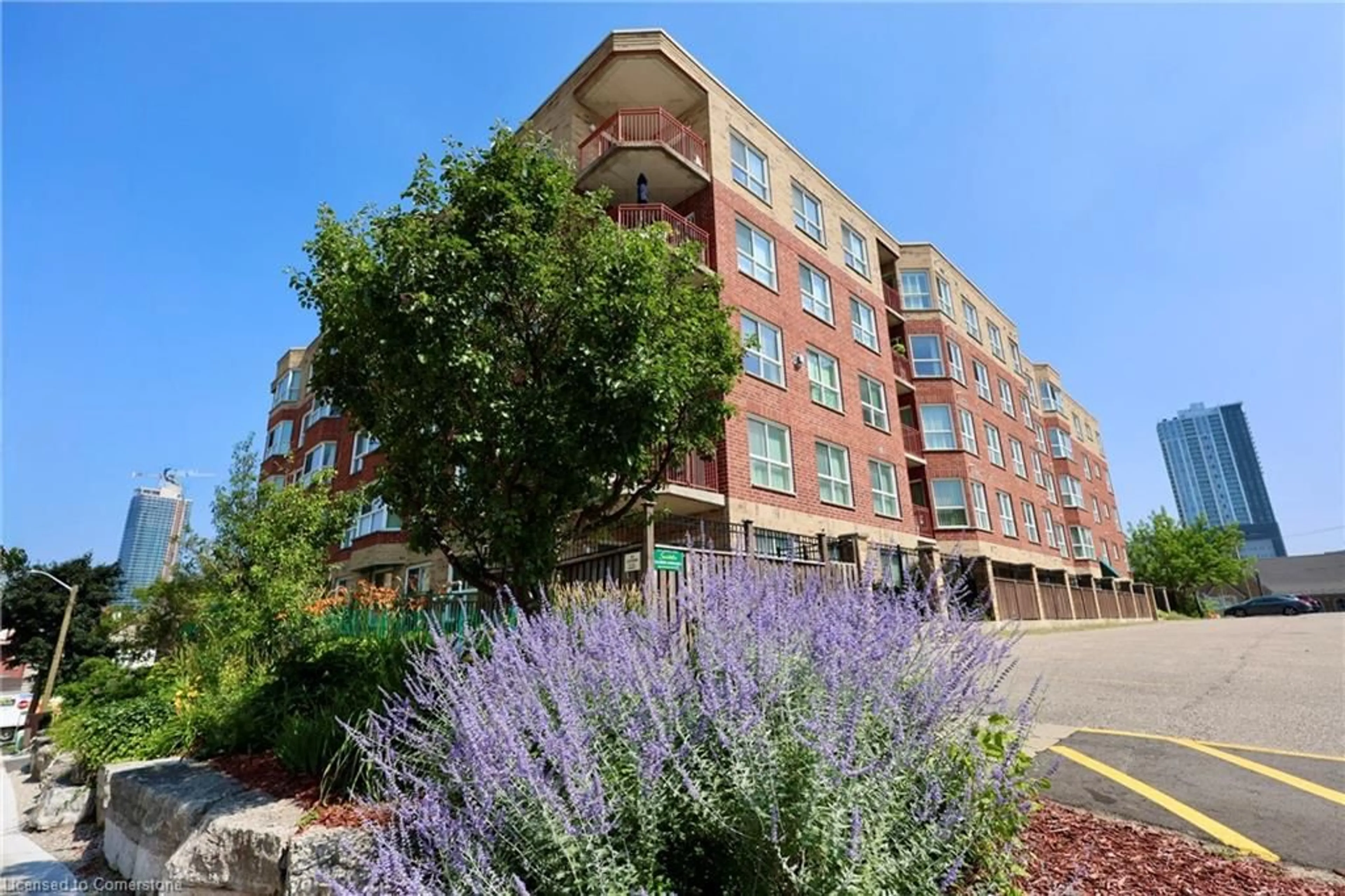 Patio, building for 20 St George St #404, Kitchener Ontario N2G 2S7