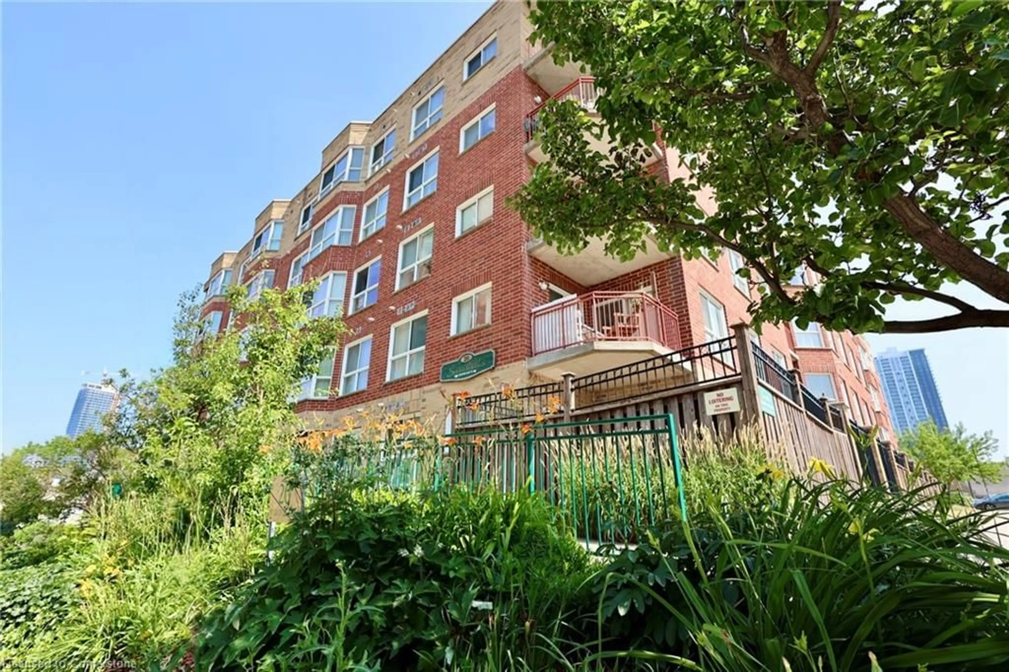 Patio, building for 20 St George St #404, Kitchener Ontario N2G 2S7
