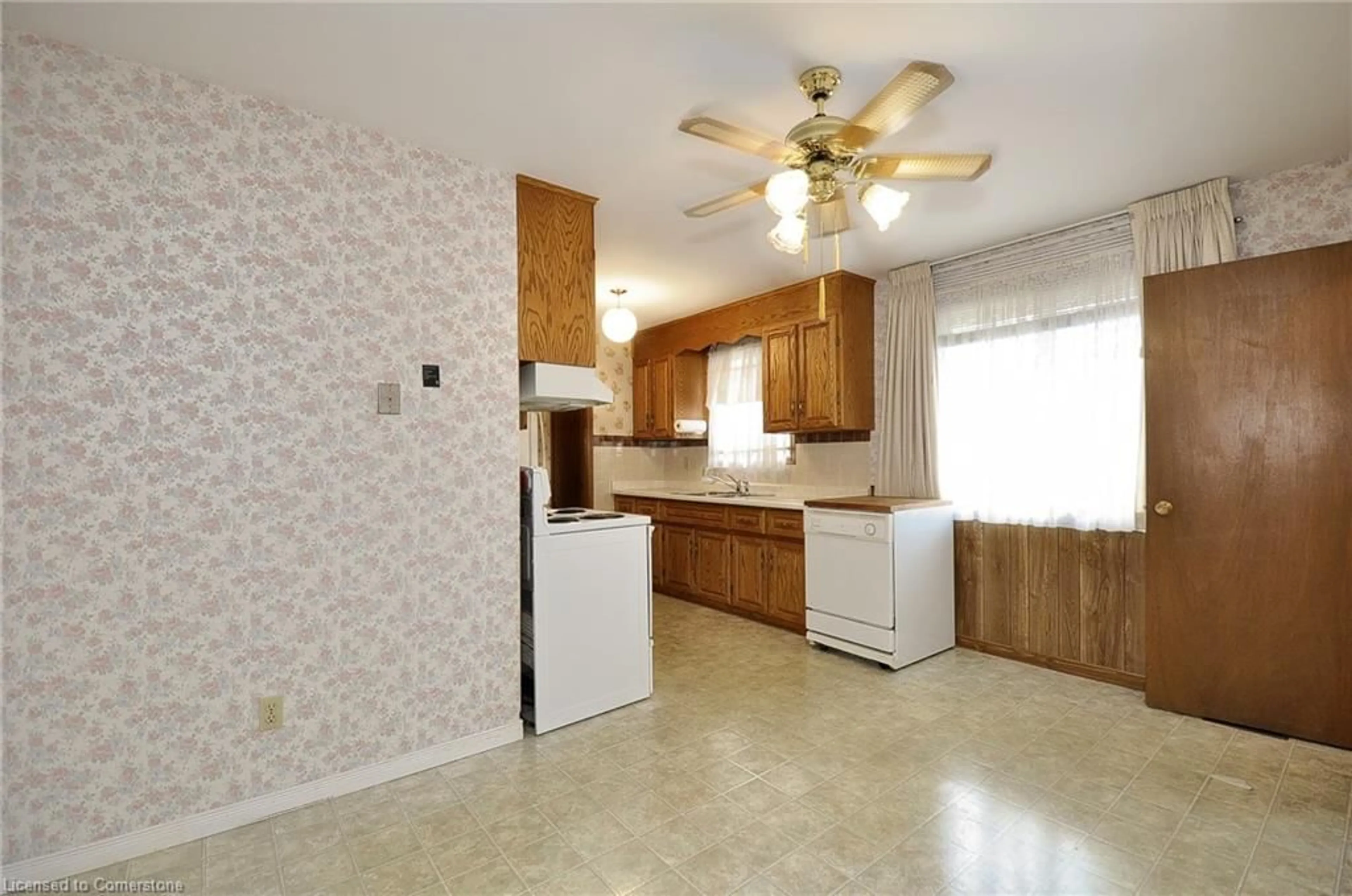 Standard kitchen, ceramic/tile floor for 23 Gibson Crt, Kitchener Ontario N2B 2P1