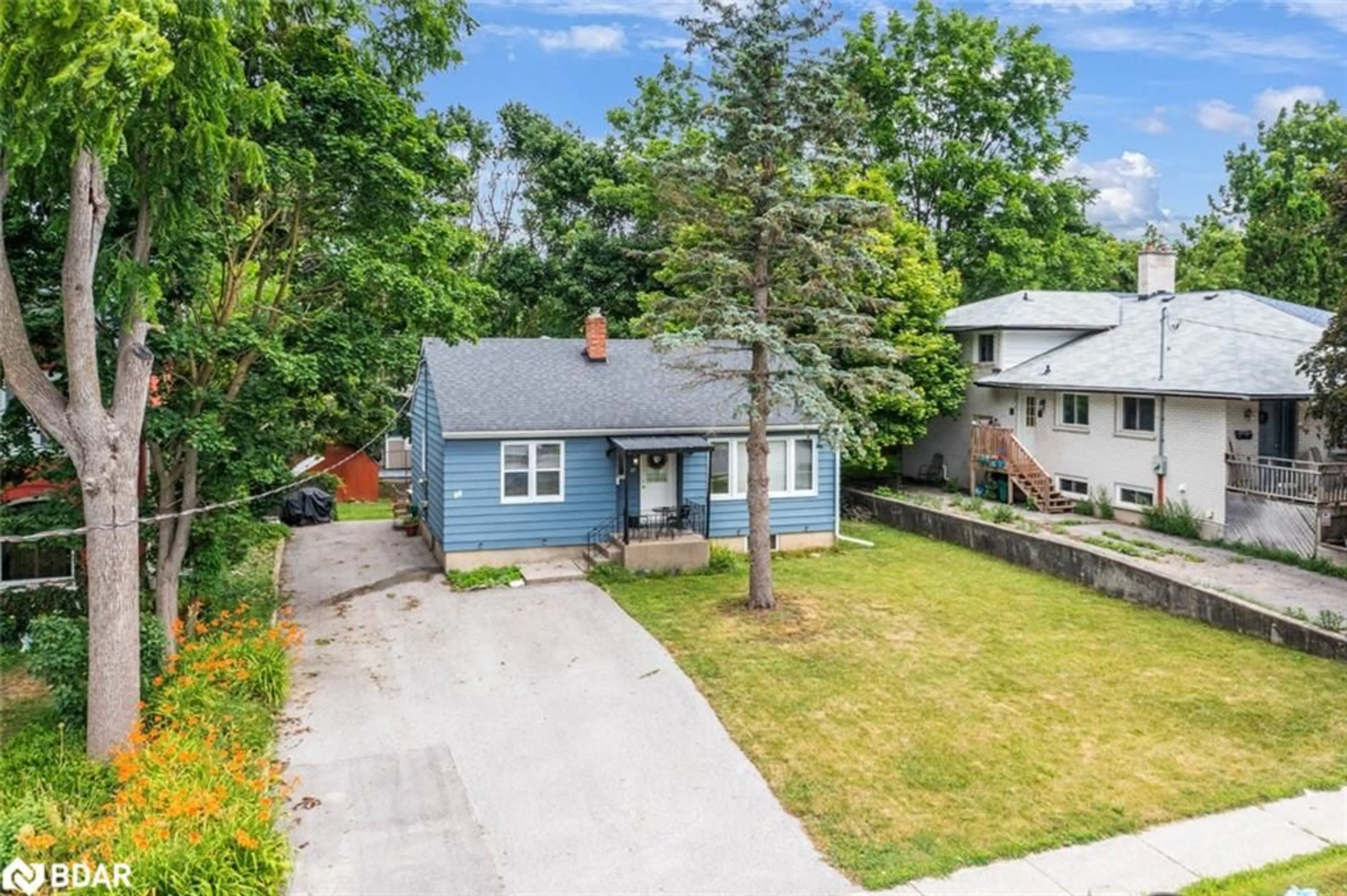 A pic from outside/outdoor area/front of a property/back of a property/a pic from drone, street for 88 Penetang St, Barrie Ontario L4M 1V6