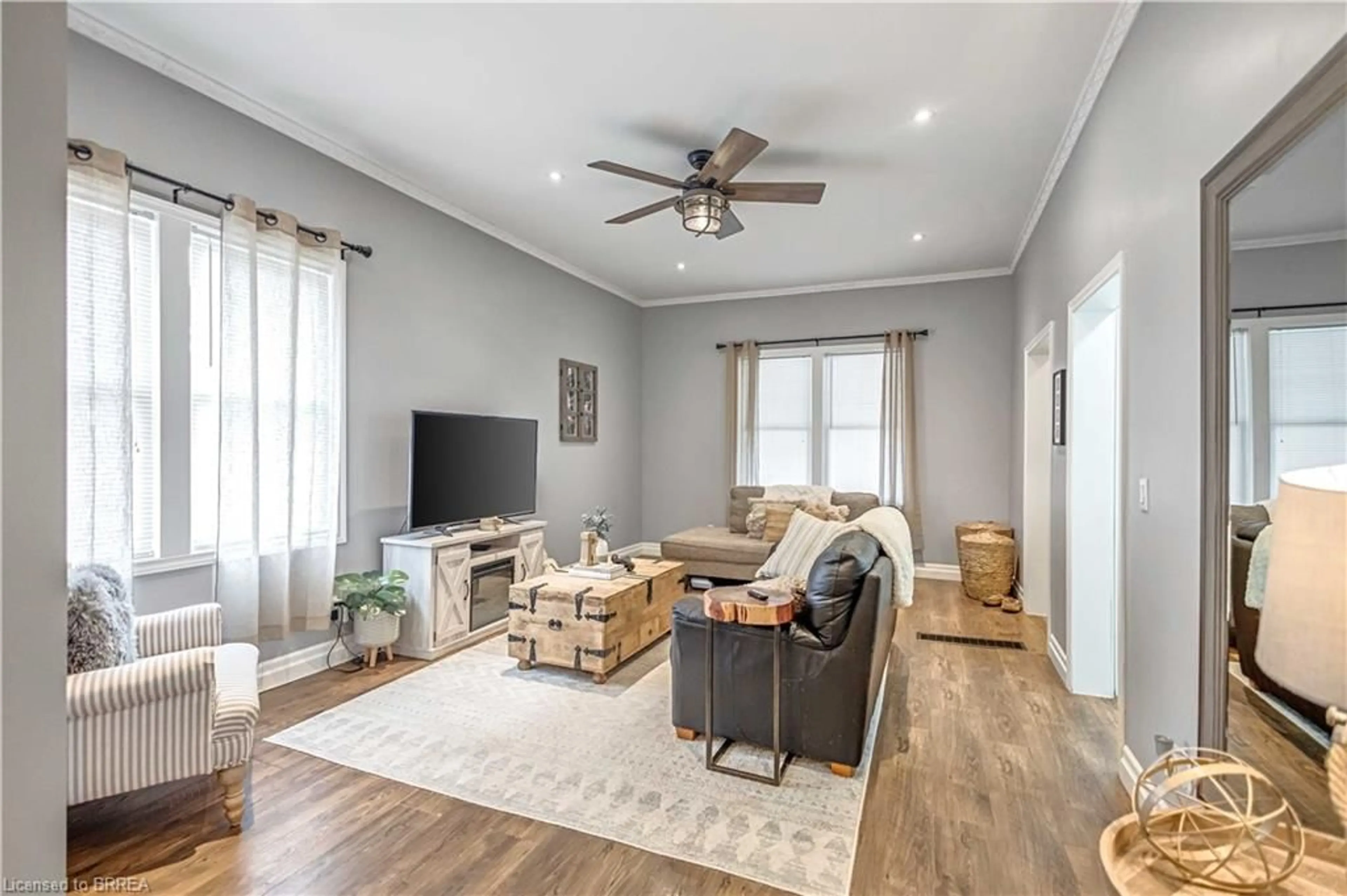 Living room with furniture, unknown for 13 Ball St, Paris Ontario N3L 1W8