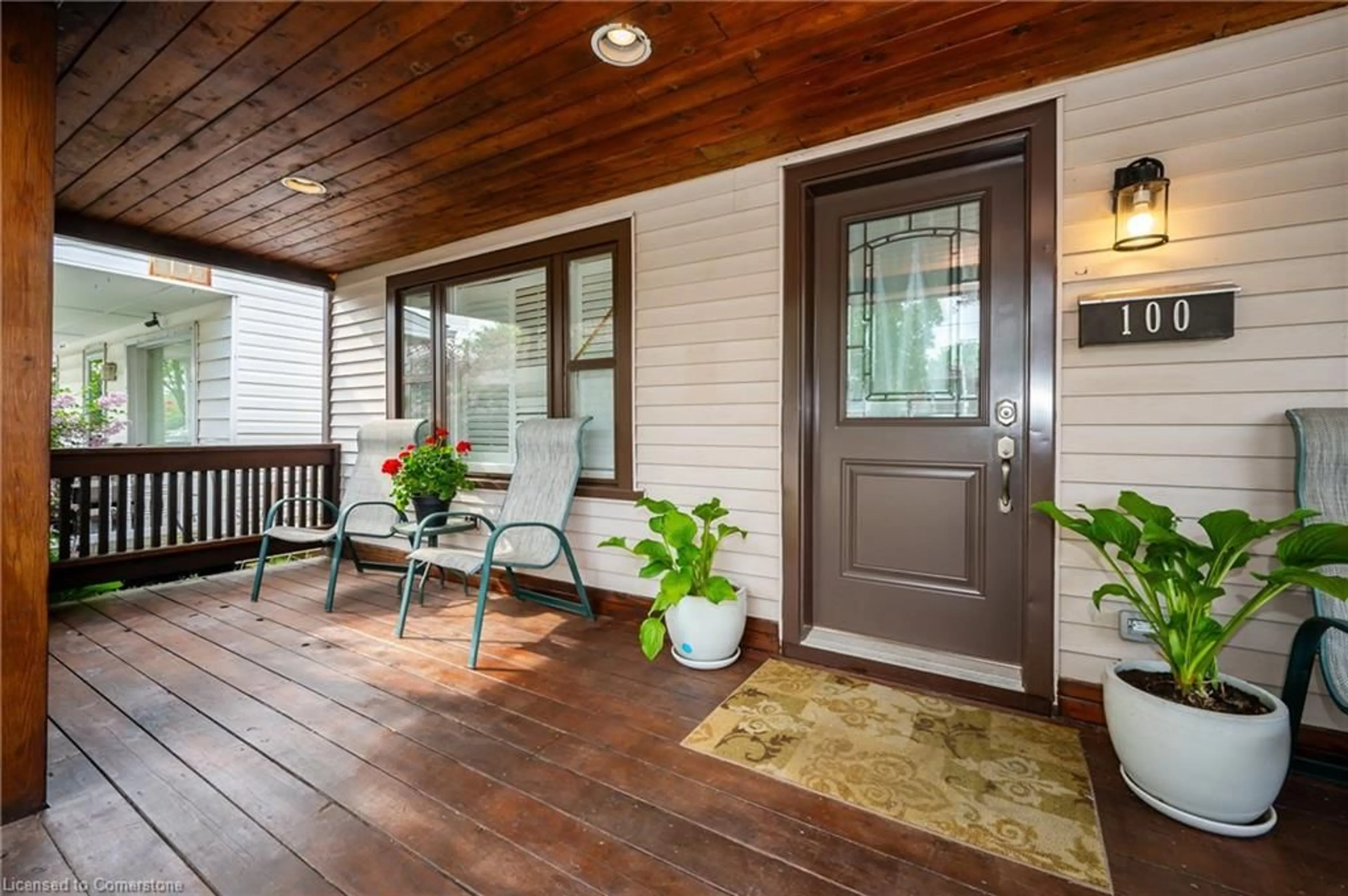 Indoor entryway for 100 Munn St, Hamilton Ontario L8V 1K3