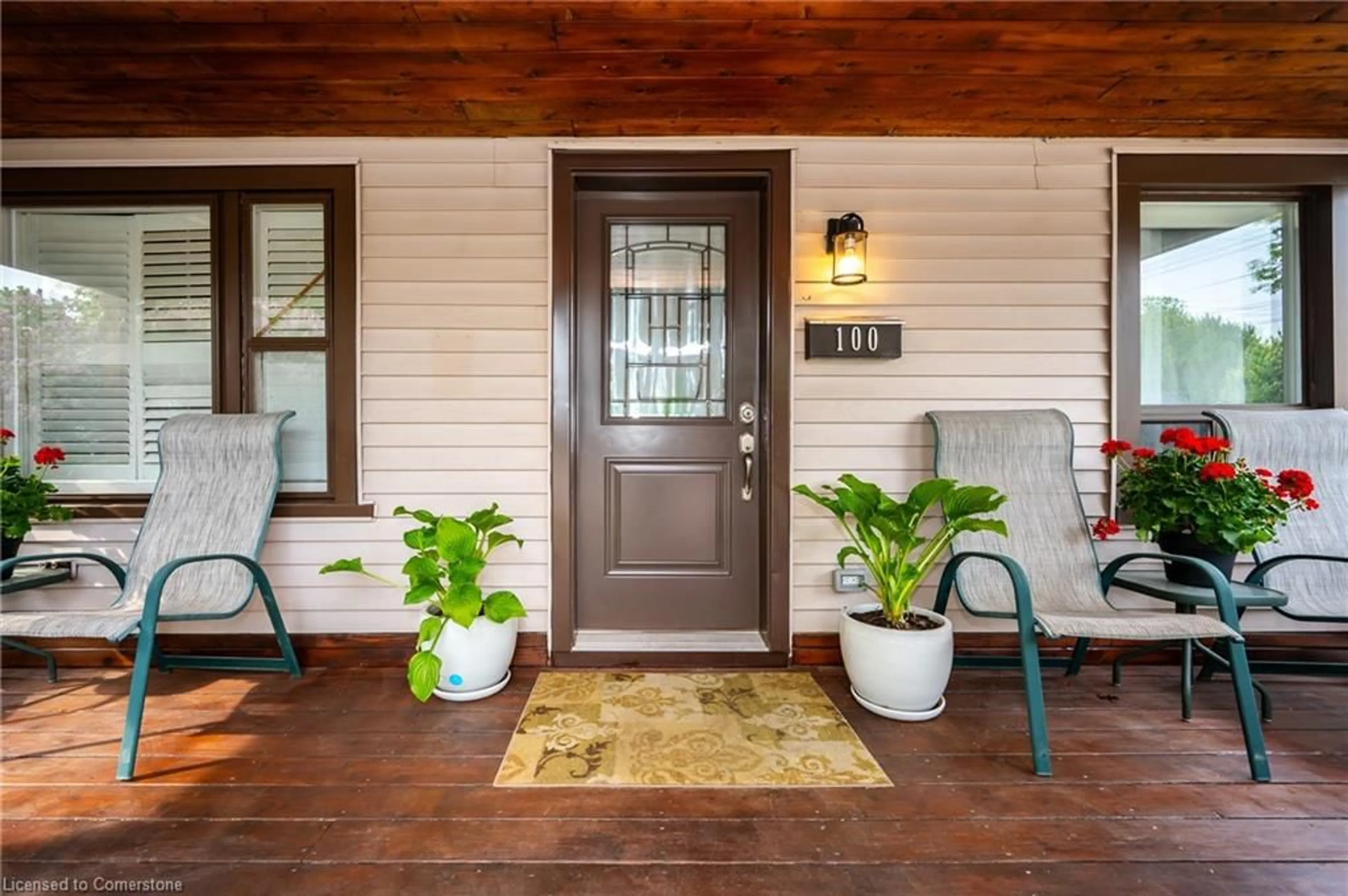 Indoor entryway for 100 Munn St, Hamilton Ontario L8V 1K3