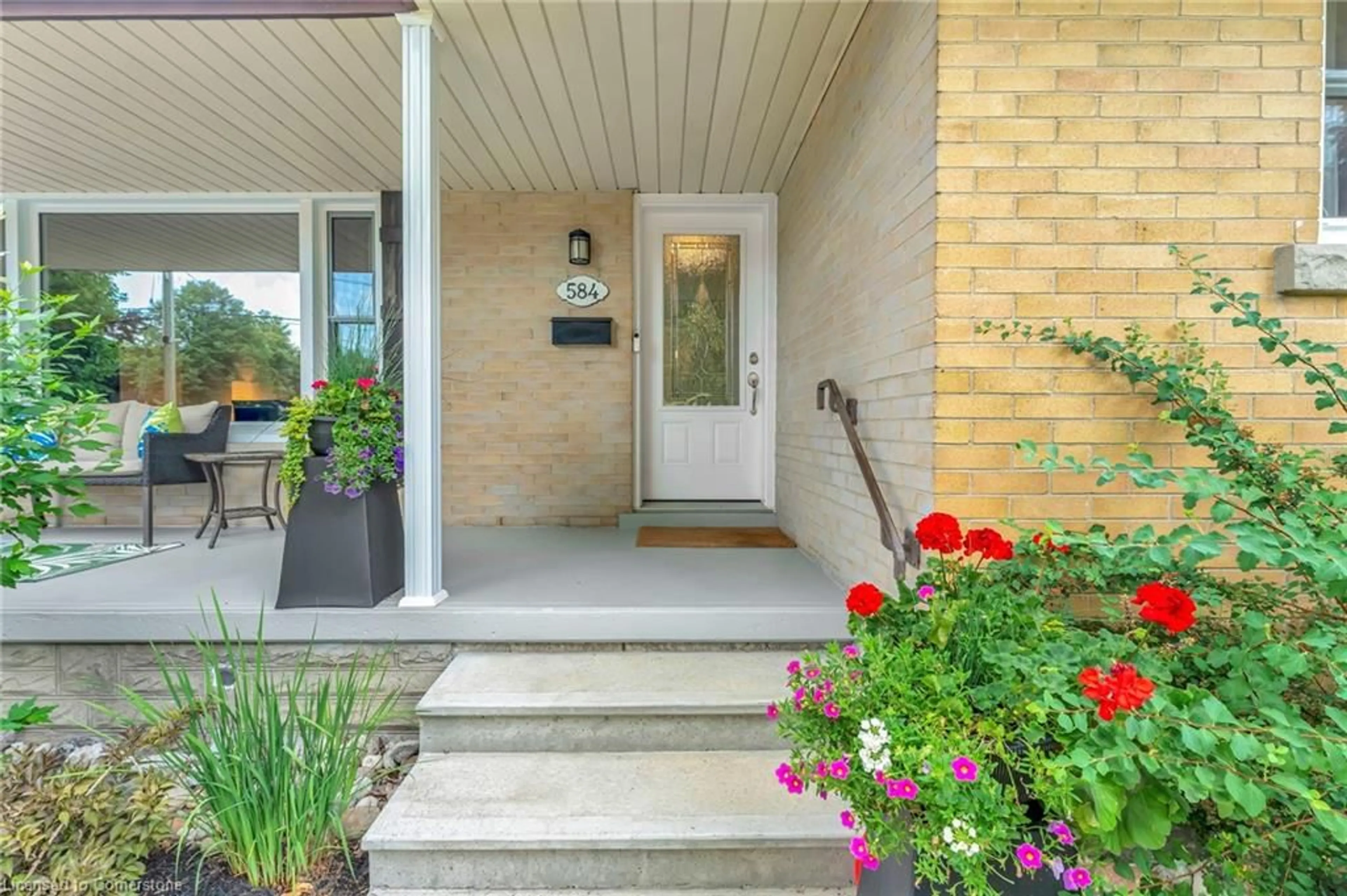 Indoor entryway for 584 Krug St, Kitchener Ontario N2B 1L7