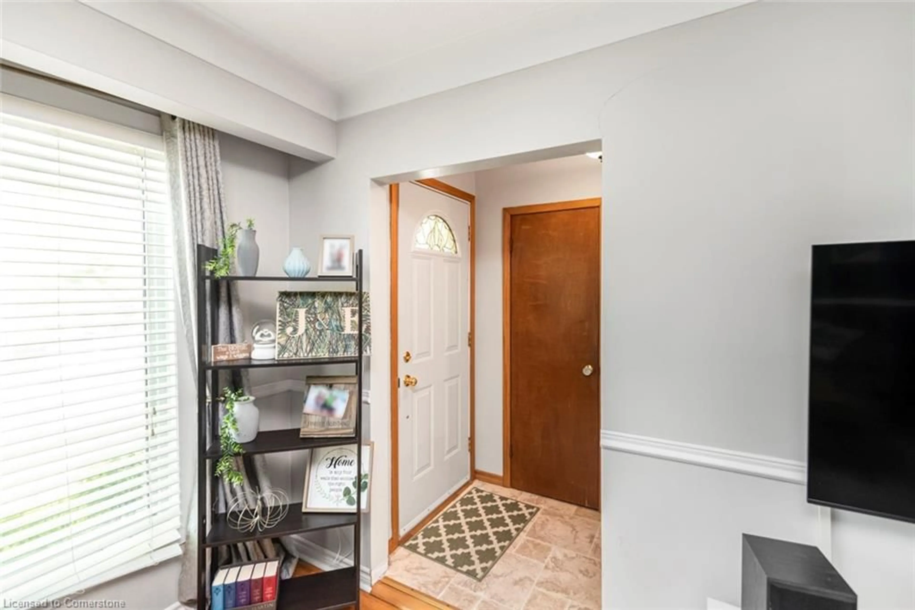 Indoor entryway for 100 Ross St, Caledonia Ontario N3W 1A9