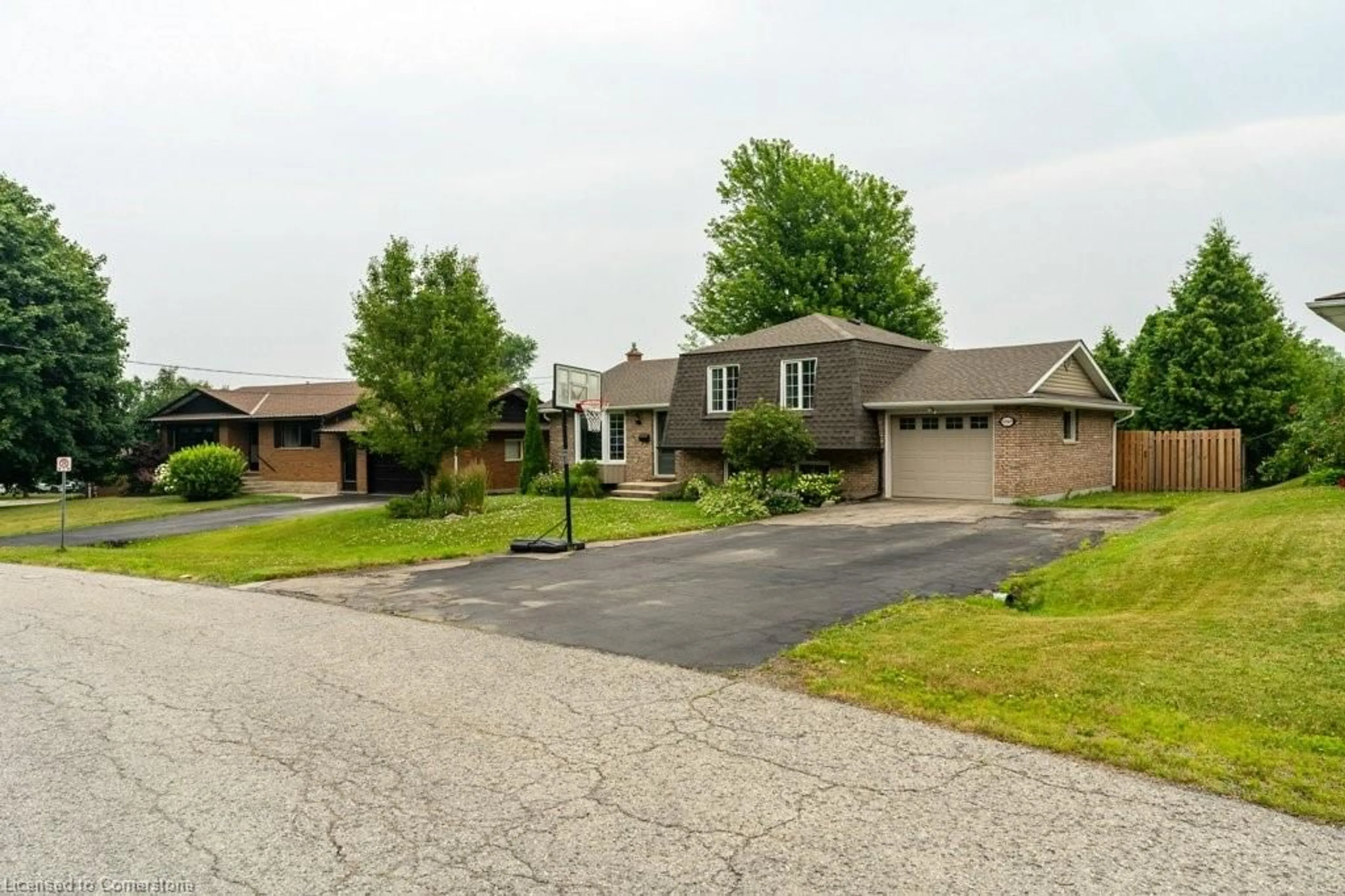A pic from outside/outdoor area/front of a property/back of a property/a pic from drone, street for 4169 Highland Park Dr, Beamsville Ontario L3J 0K4