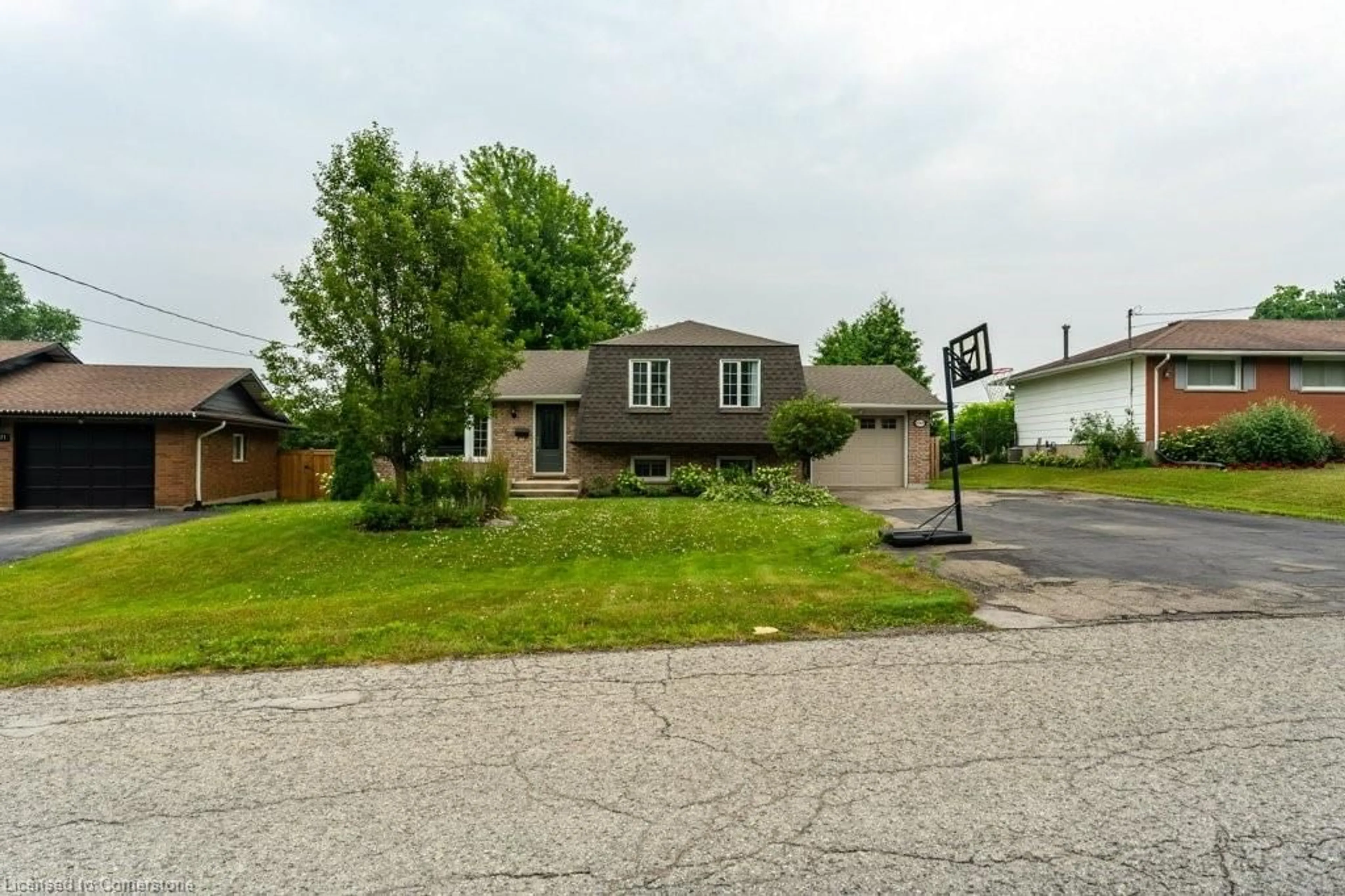 A pic from outside/outdoor area/front of a property/back of a property/a pic from drone, street for 4169 Highland Park Dr, Beamsville Ontario L3J 0K4