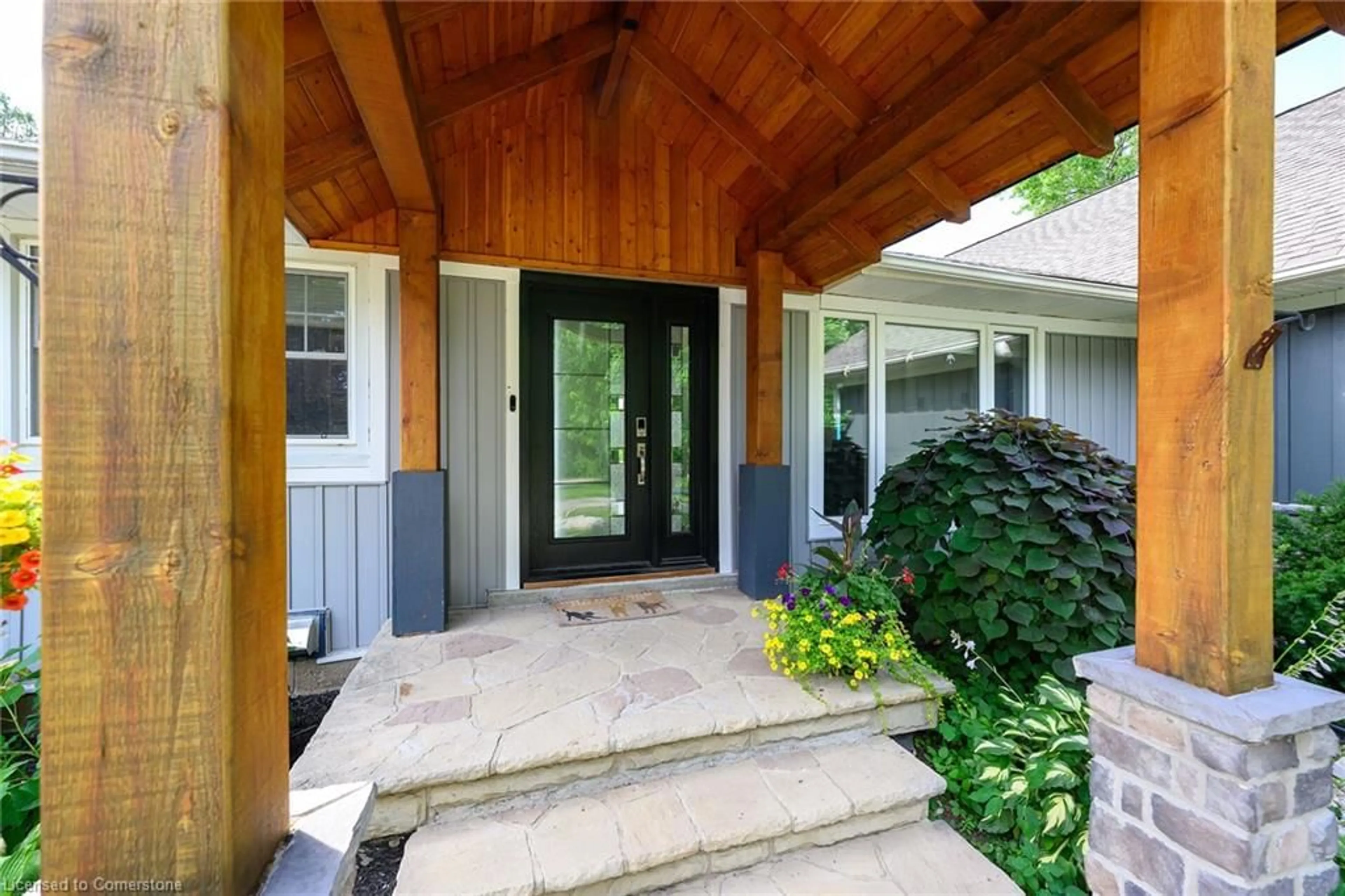 Indoor entryway for 307 Concession 8e Rd, Carlisle Ontario L8N 2Z7