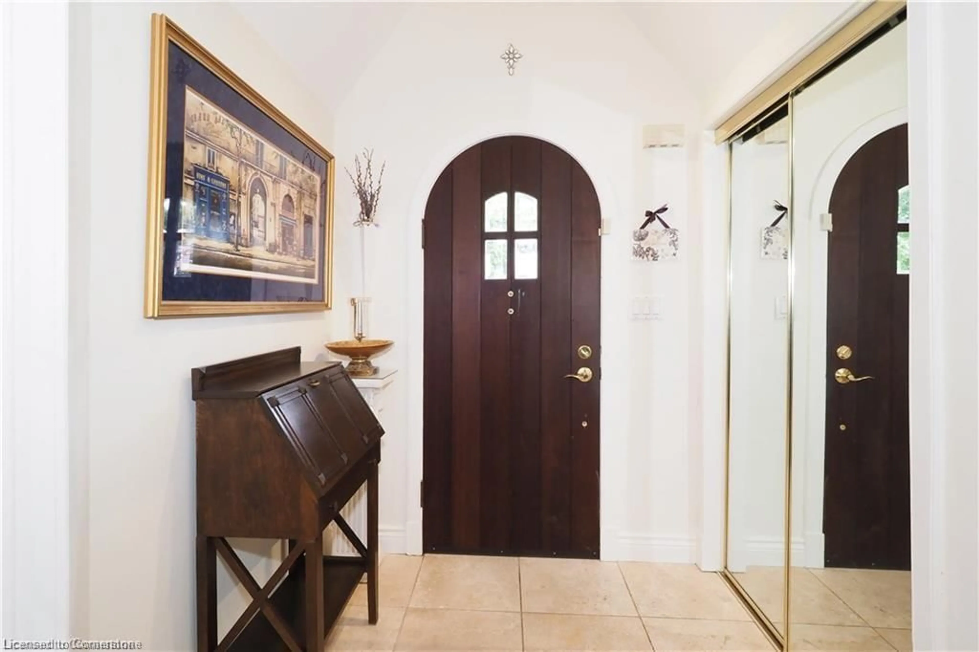 Indoor foyer for 718 Rockway Dr, Kitchener Ontario N2G 3B4