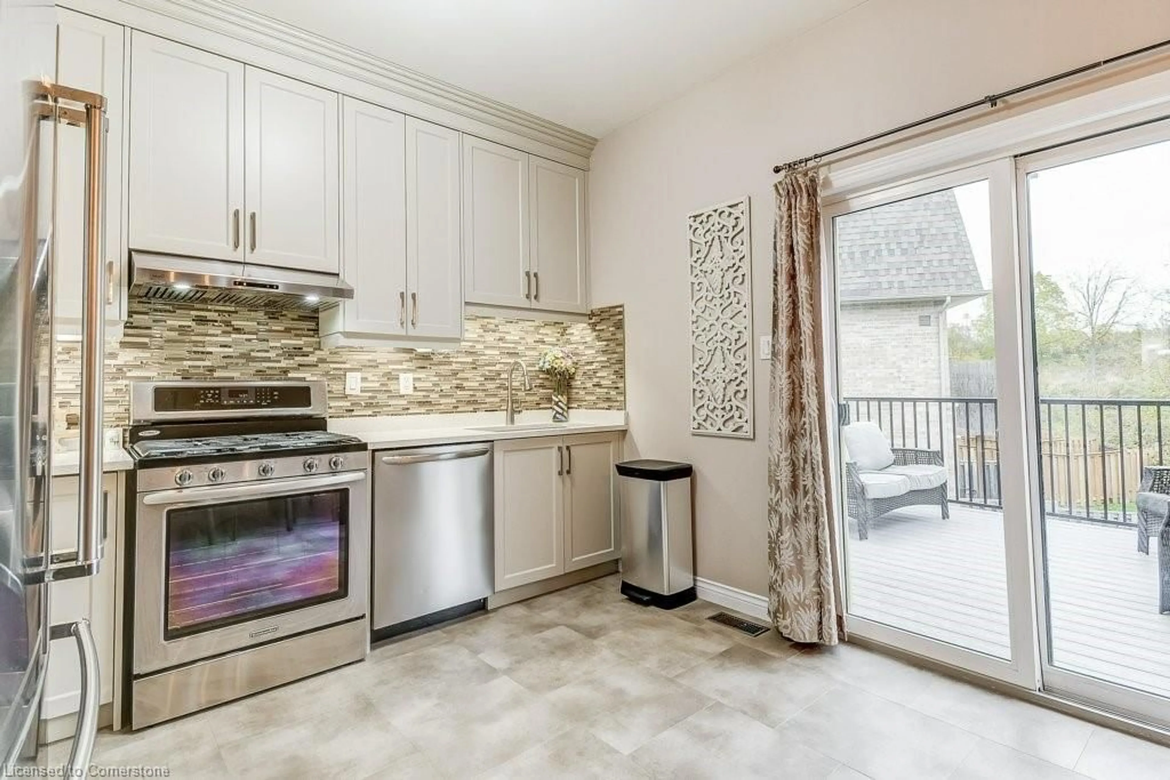 Open concept kitchen, ceramic/tile floor for 62 Westbank Trail, Stoney Creek Ontario L8J 0H5