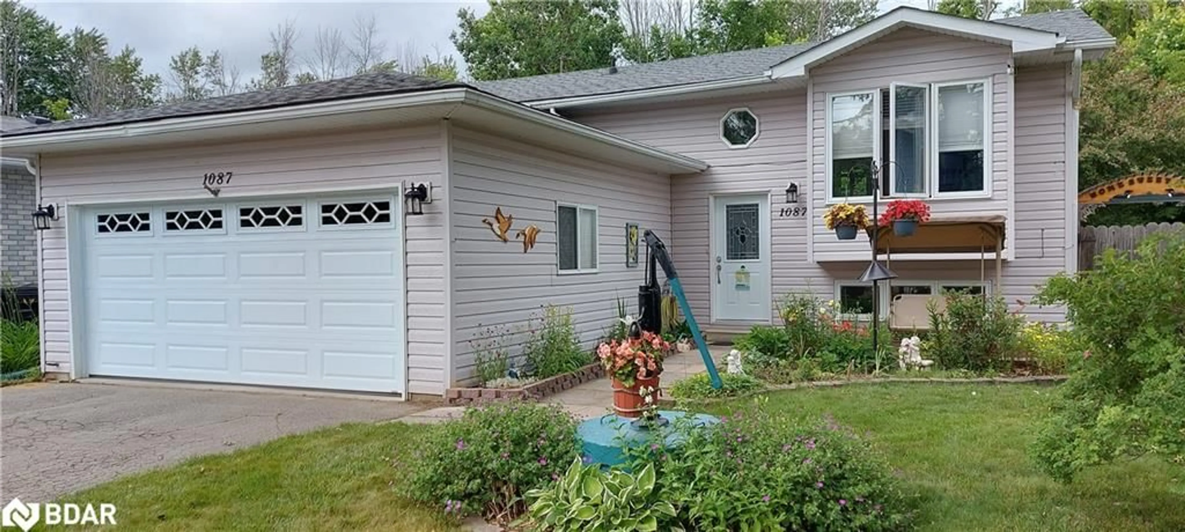 Home with vinyl exterior material, street for 1087 Arnold St, Innisfil Ontario L0L 1W0
