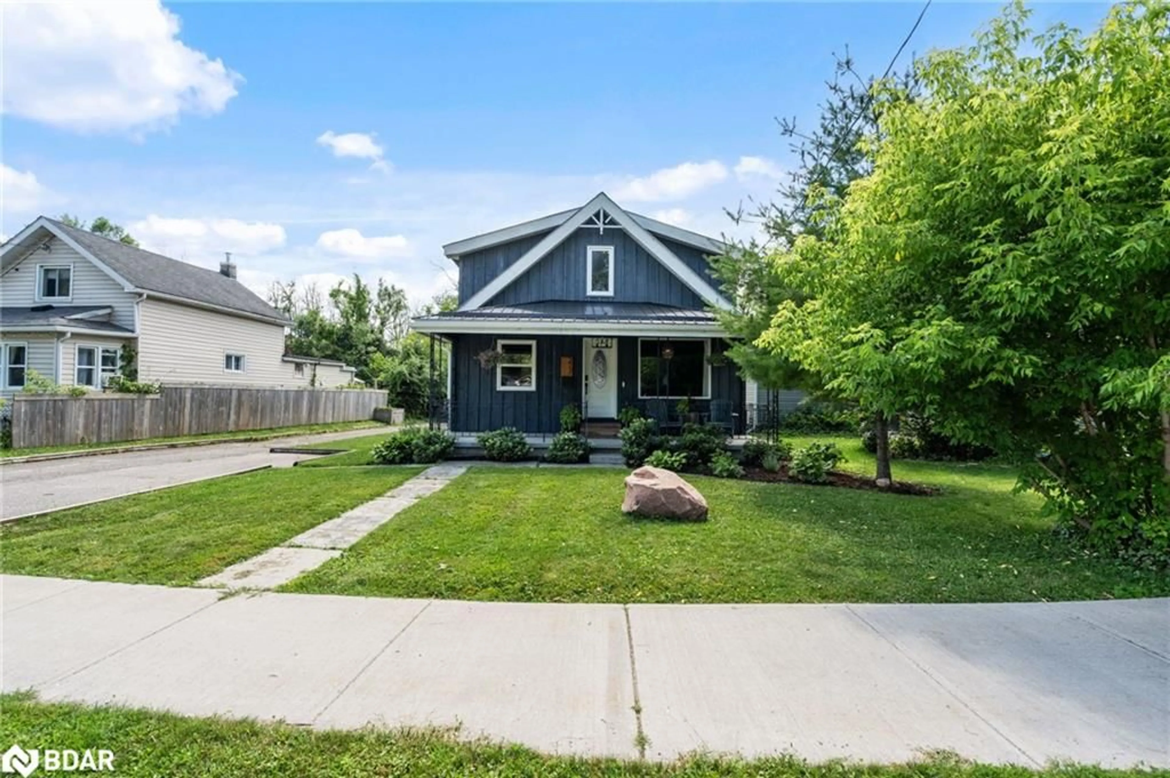 Home with vinyl exterior material, street for 277 Gill St, Orillia Ontario L3V 4K3