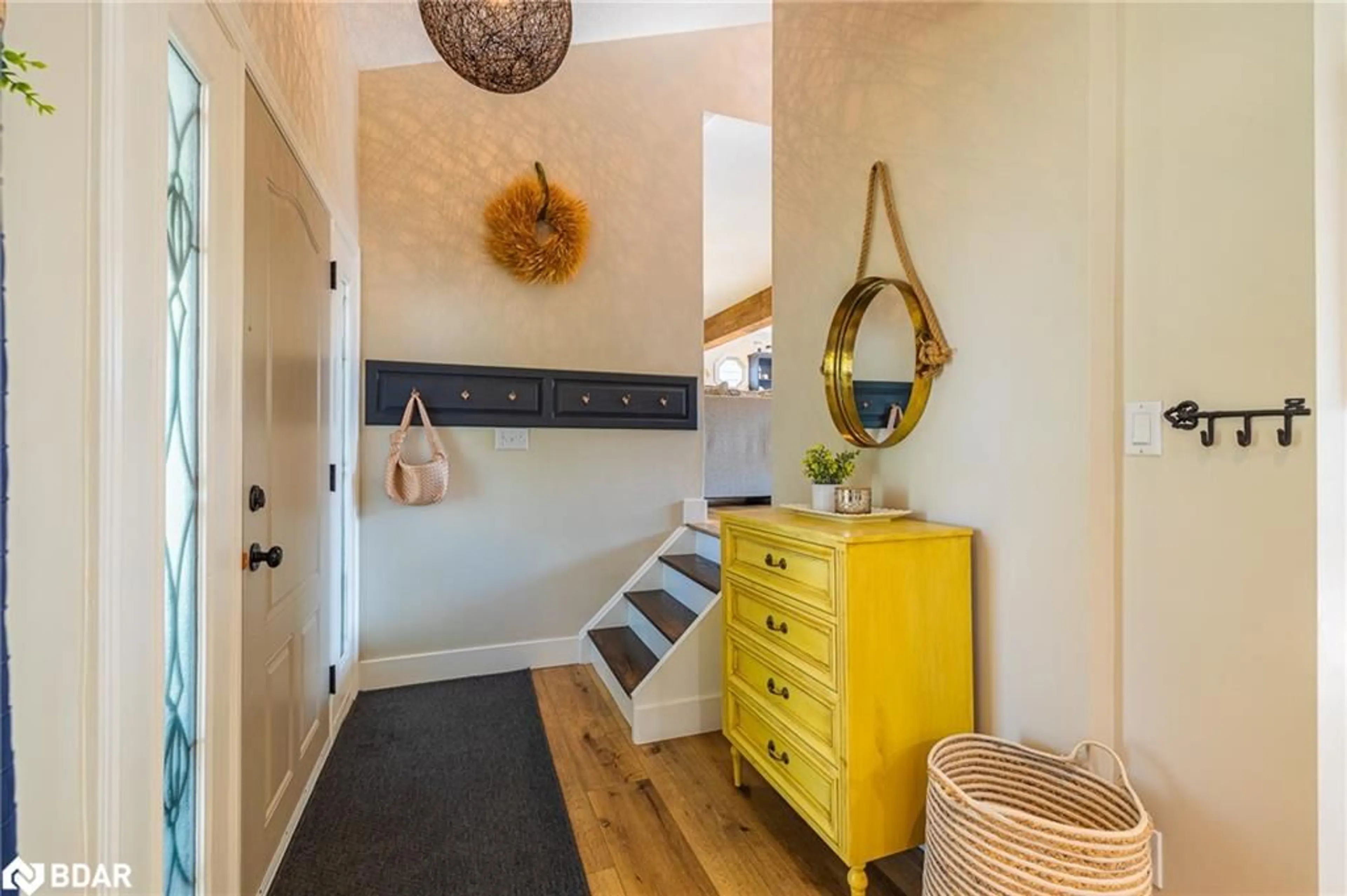 Indoor entryway for 4183 Eastdale Dr, Beamsville Ontario L3J 0N4