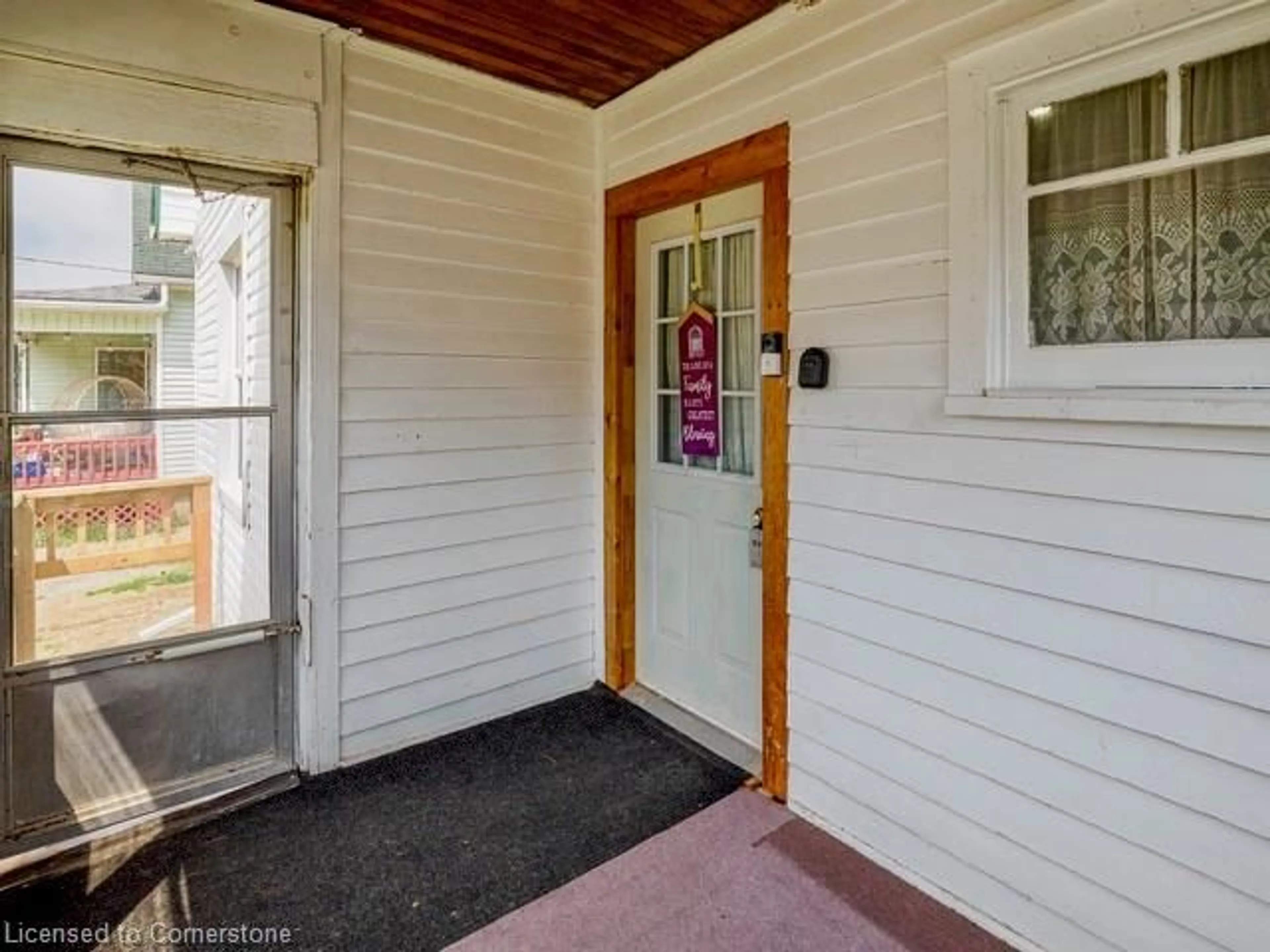 Indoor entryway for 15 James St, Simcoe Ontario N3Y 1E1