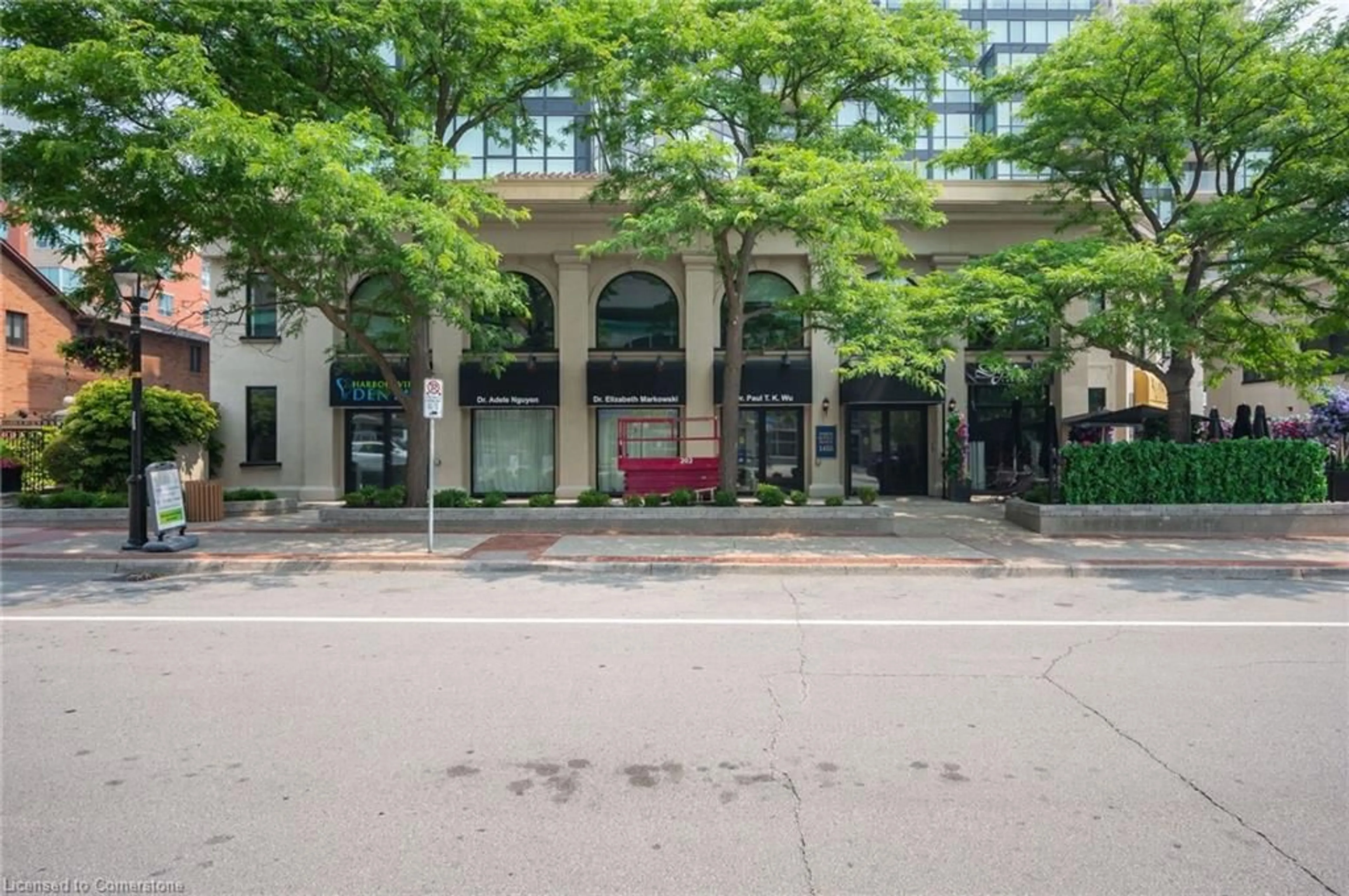 Patio, building for 415 Locust St #406, Burlington Ontario L7S 2J2