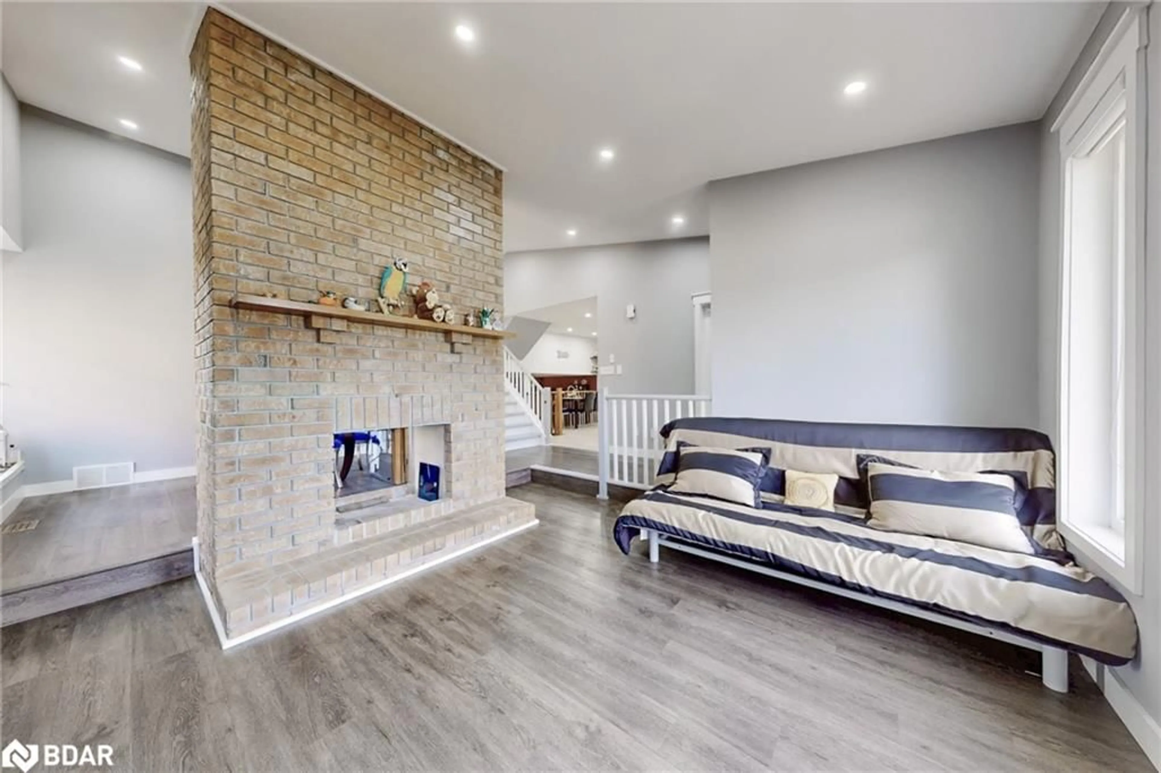 Living room with furniture, unknown for 52 Riverside Drive, Georgina Ontario L0E 1N0