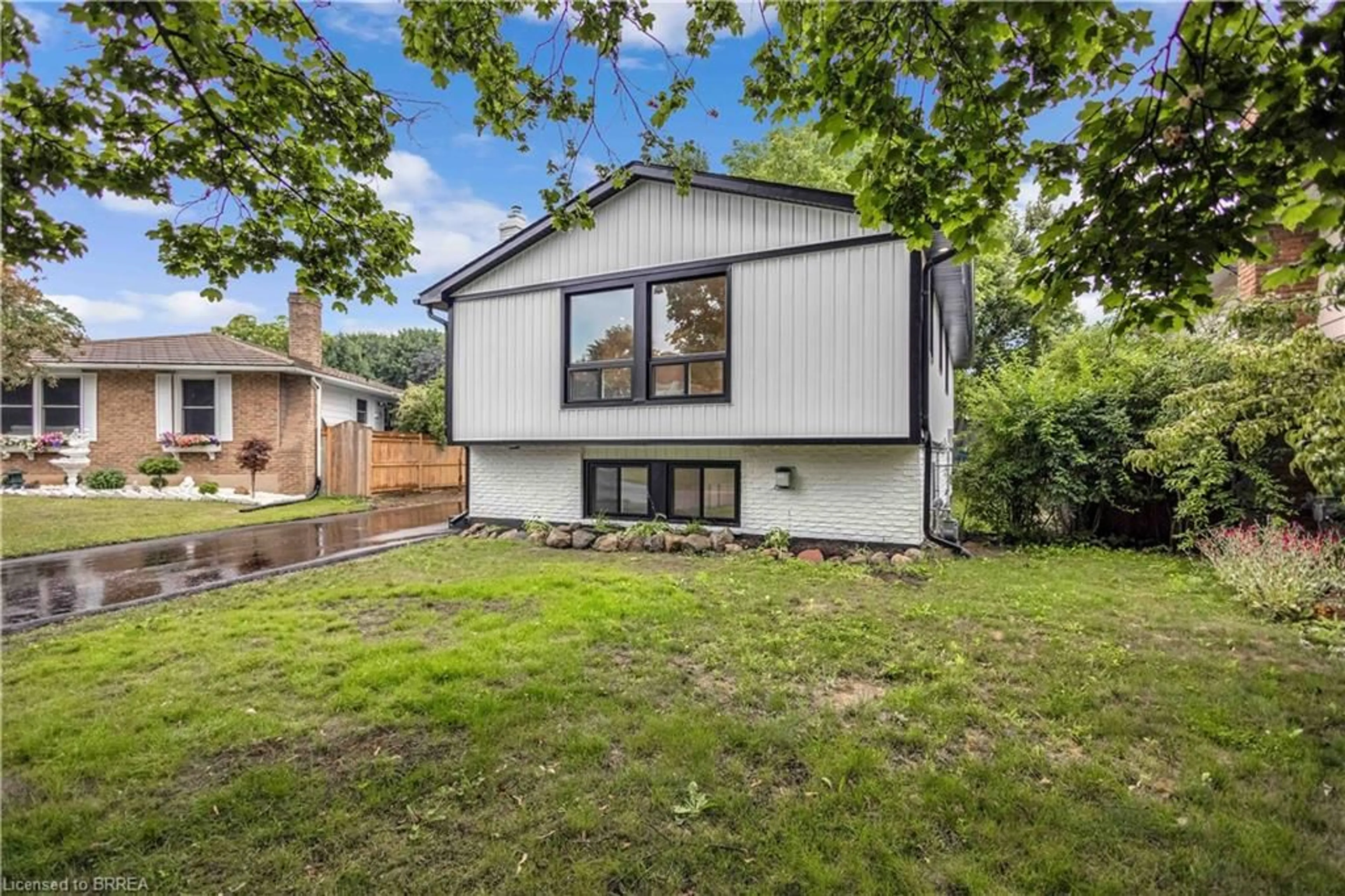 Home with vinyl exterior material, street for 28 Crestlynn Cres, Simcoe Ontario N3Y 4V8