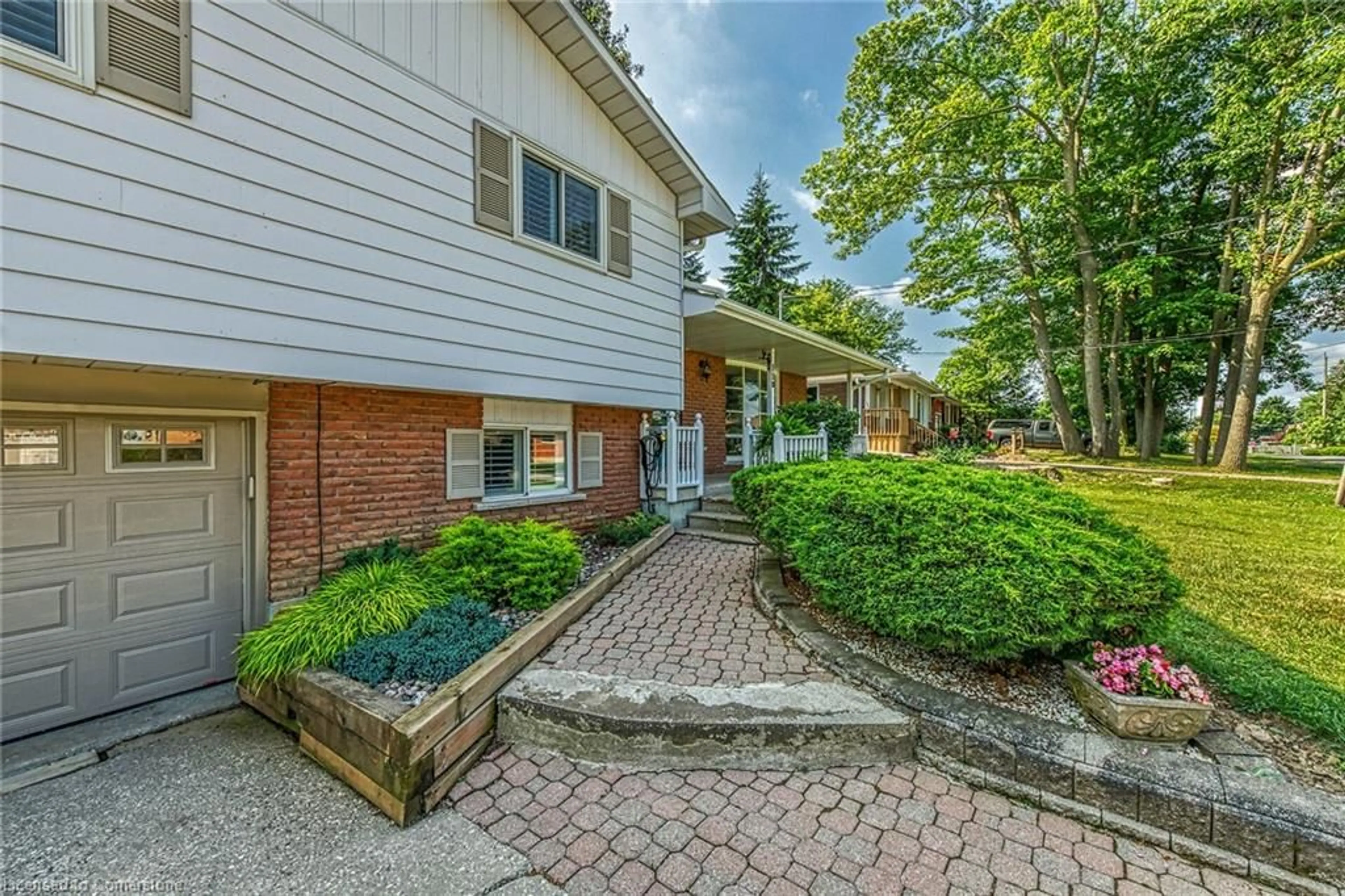 Unknown for 110 Ayr St, Caledonia Ontario N3W 1E5