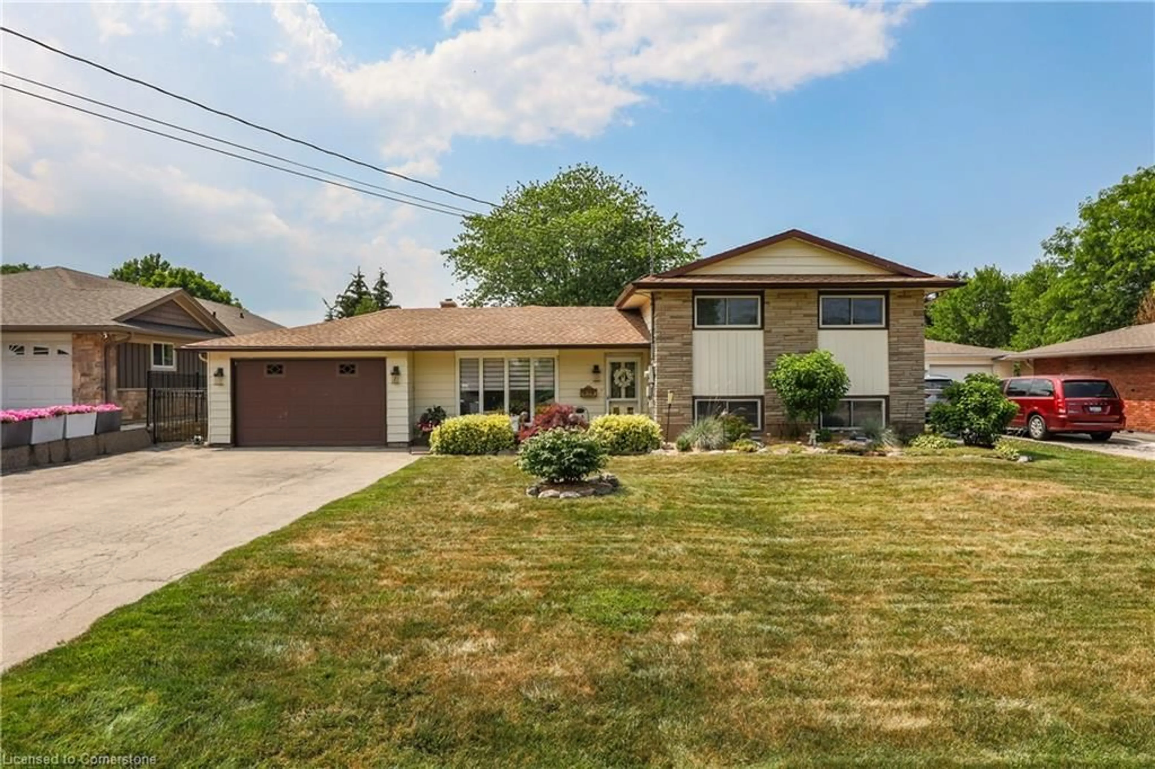 Home with vinyl exterior material, street for 11 Hunter Rd, Grimsby Ontario L3M 4A3