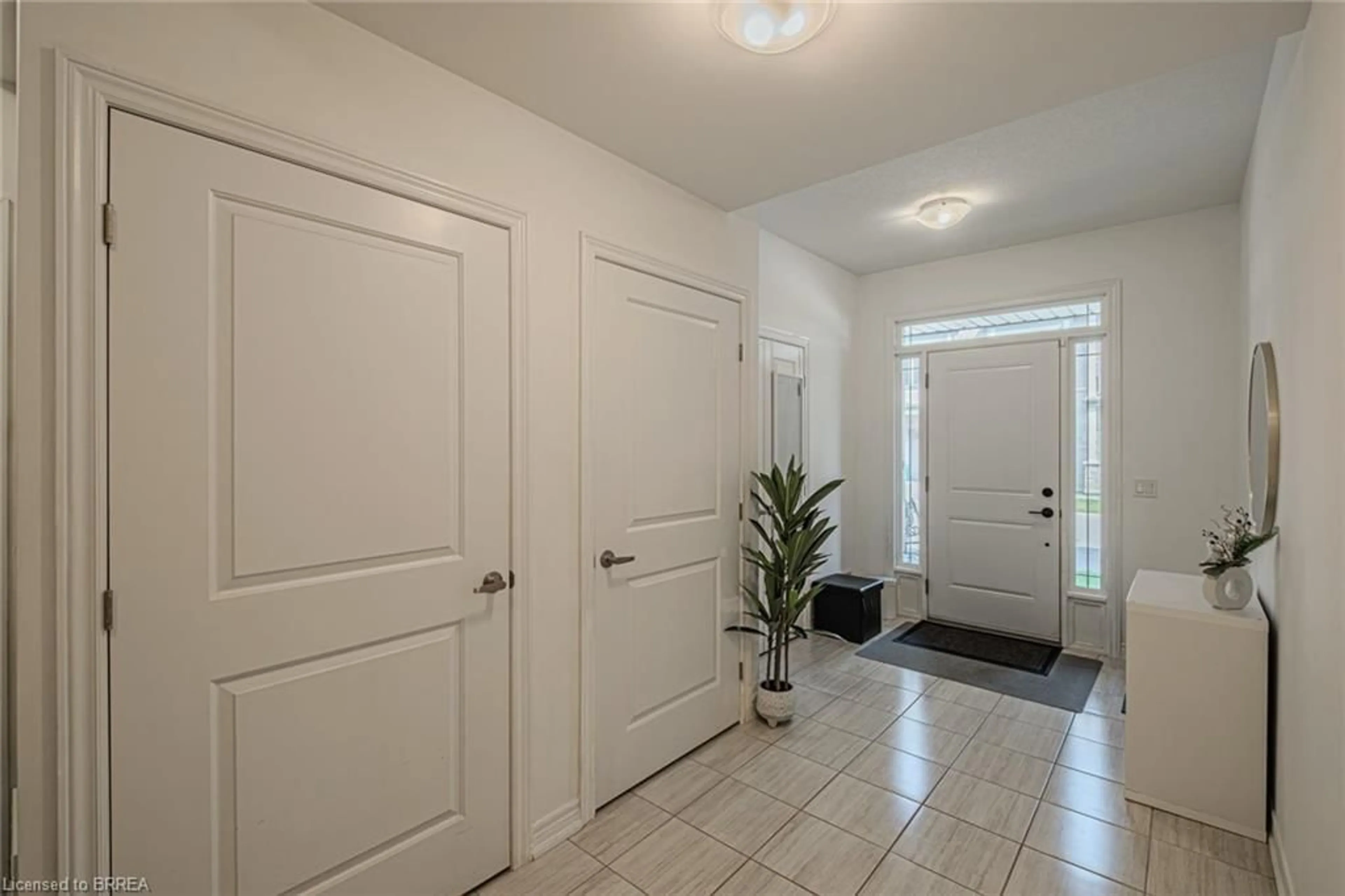 Indoor entryway for 77 Diana Ave #146, Brantford Ontario N3T 0R6