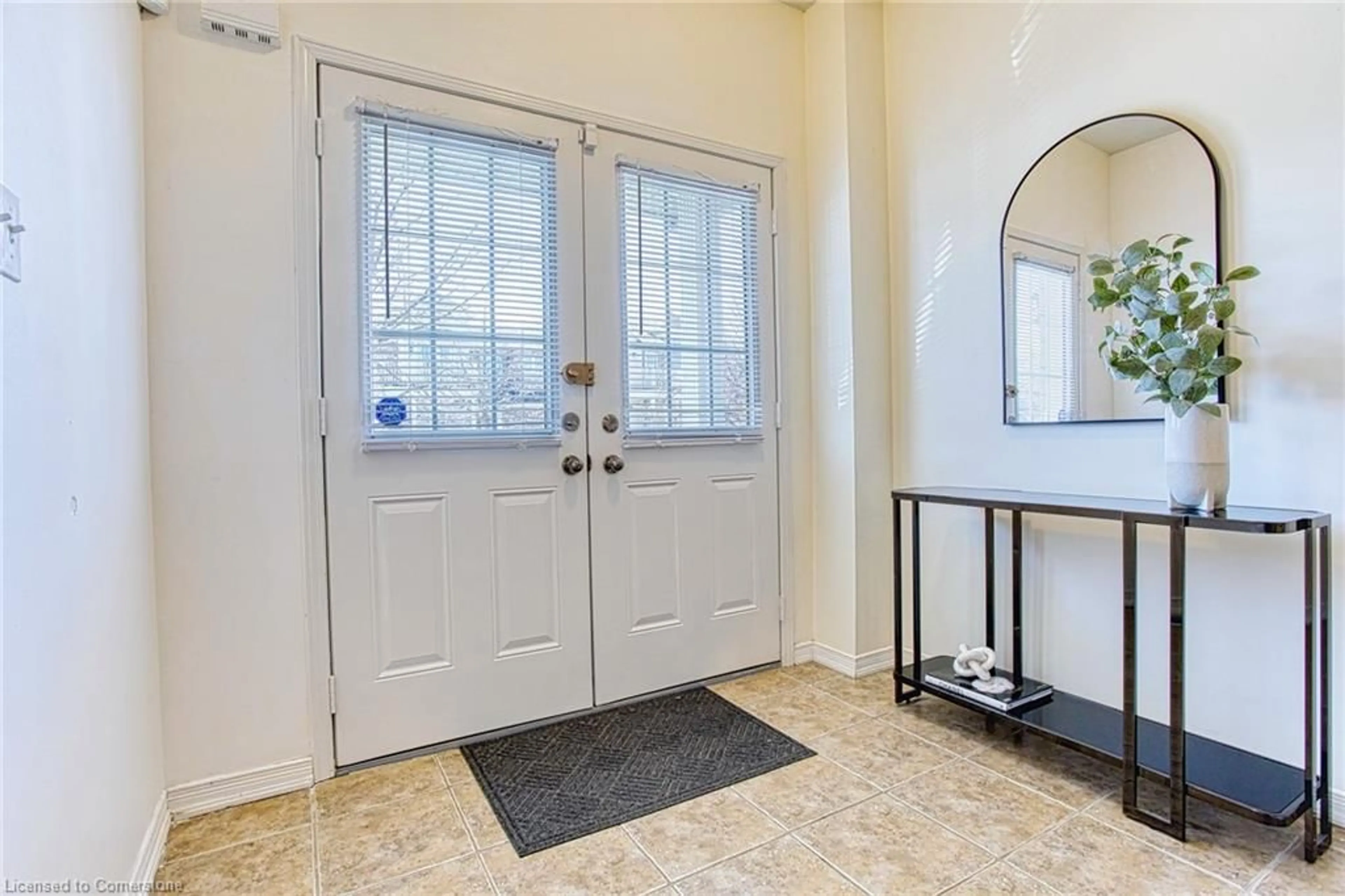 Indoor entryway for 86 Glendarling Cres, Stoney Creek Ontario L8E 0B1