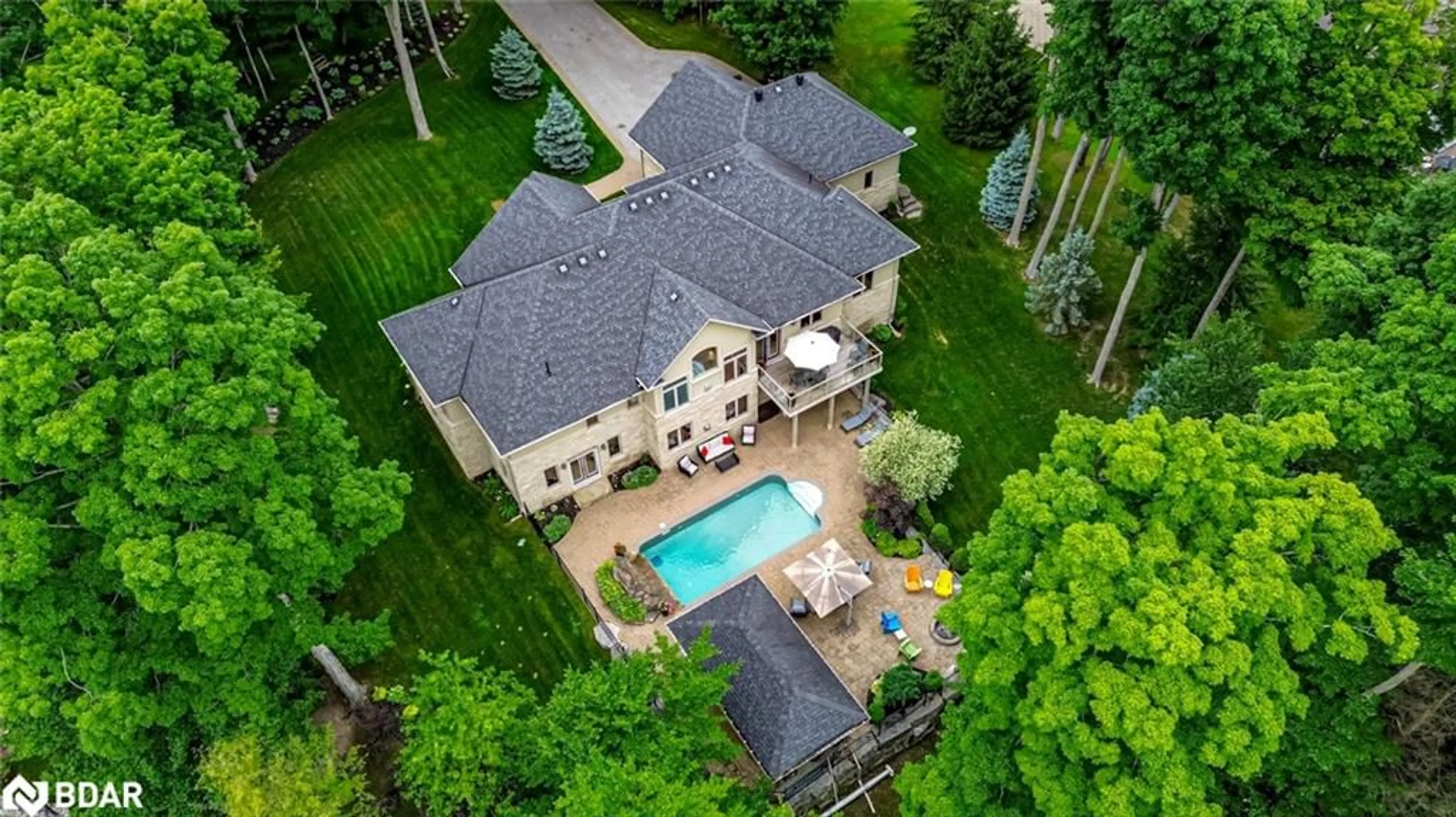 A pic from outside/outdoor area/front of a property/back of a property/a pic from drone, unknown for 32 Gallagher Cres, Midhurst Ontario L9X 0K1