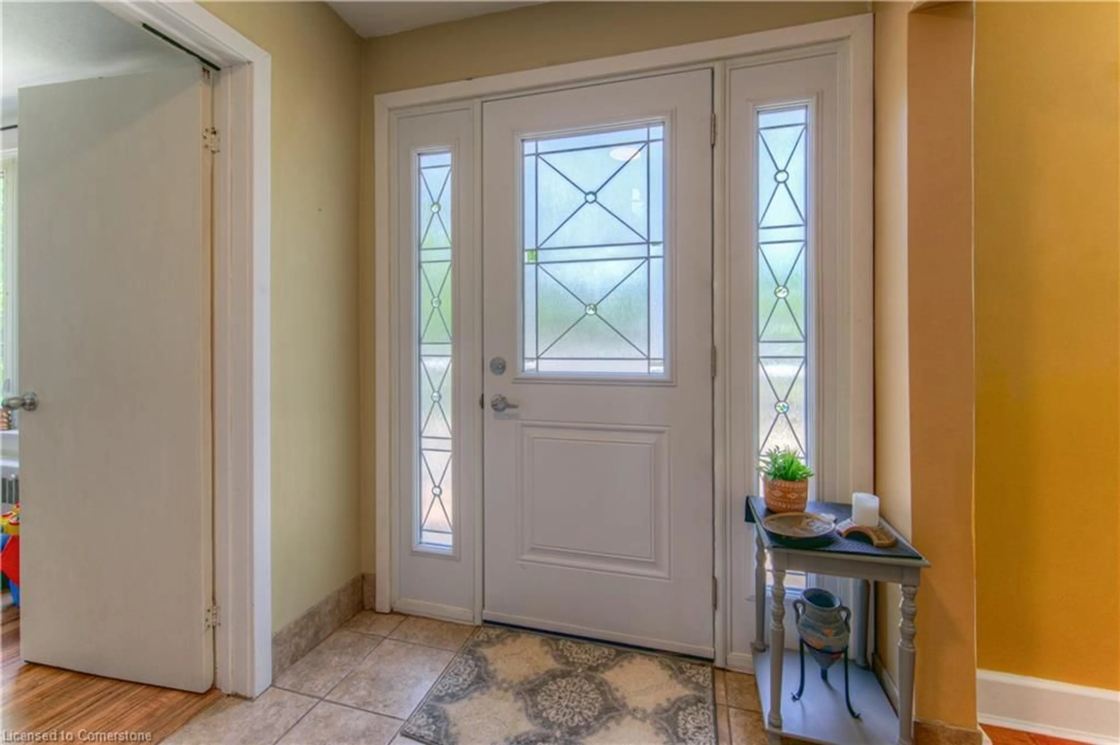 Indoor entryway for 188 Queen St, Cambridge Ontario N3C 2B4