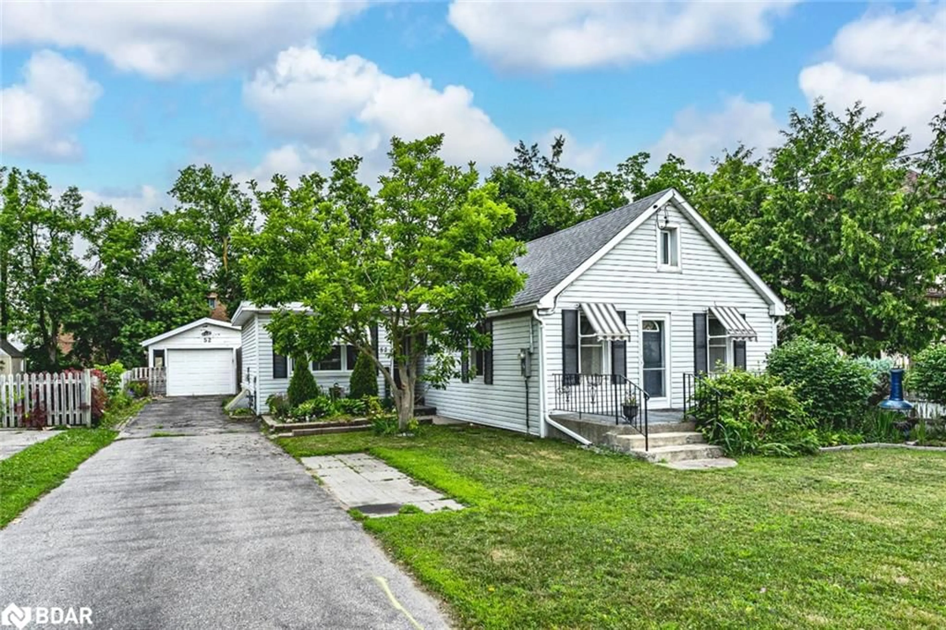 A pic from outside/outdoor area/front of a property/back of a property/a pic from drone, street for 52 Donald St, Barrie Ontario L4N 1E3