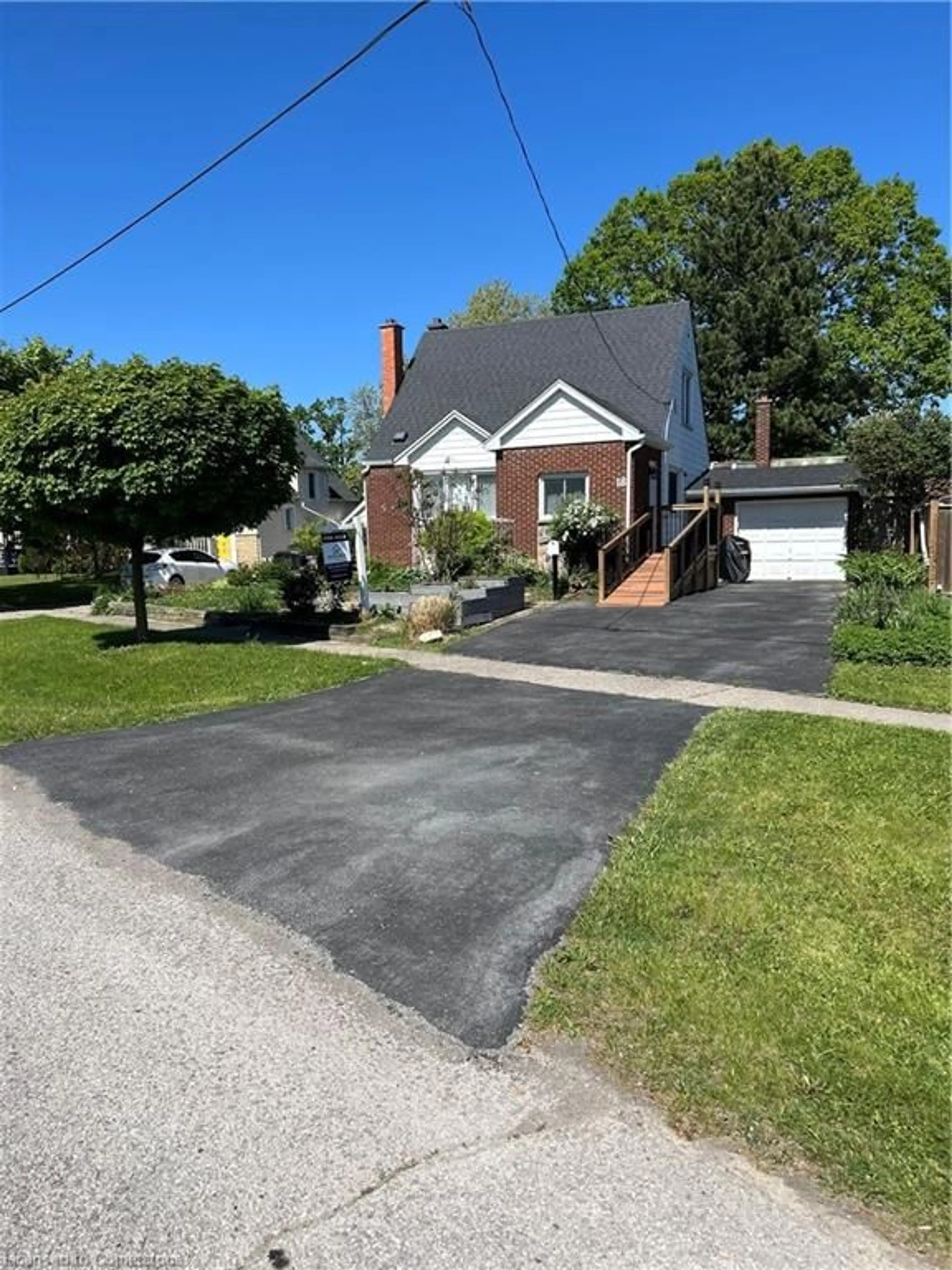 A pic from outside/outdoor area/front of a property/back of a property/a pic from drone, street for 18 Flanders Ave, St. Catharines Ontario L2M 5X3