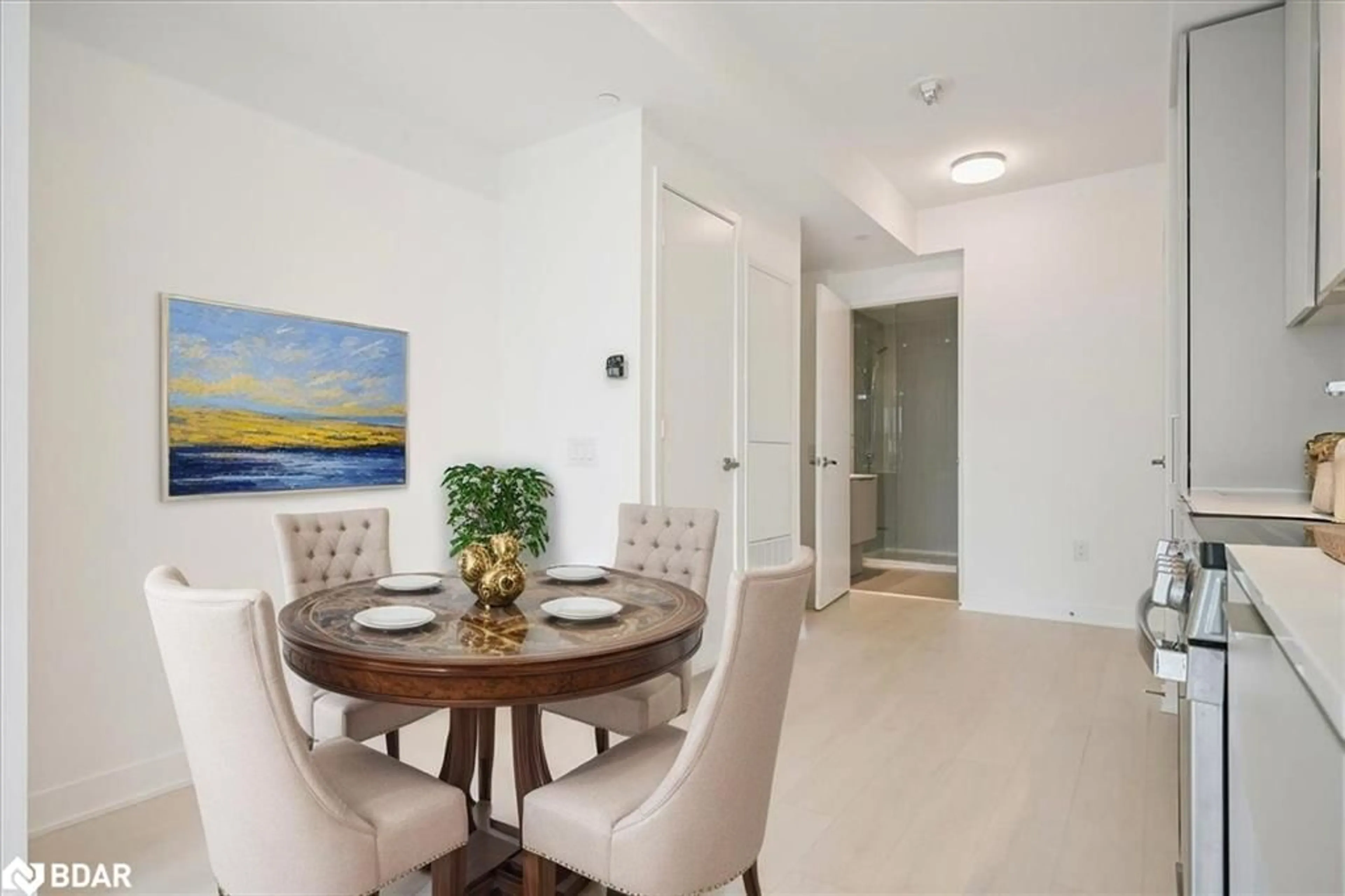Dining room, ceramic/tile floor for 3900 Confederation Parkway Pky #1005, Mississauga Ontario L5B 0M3