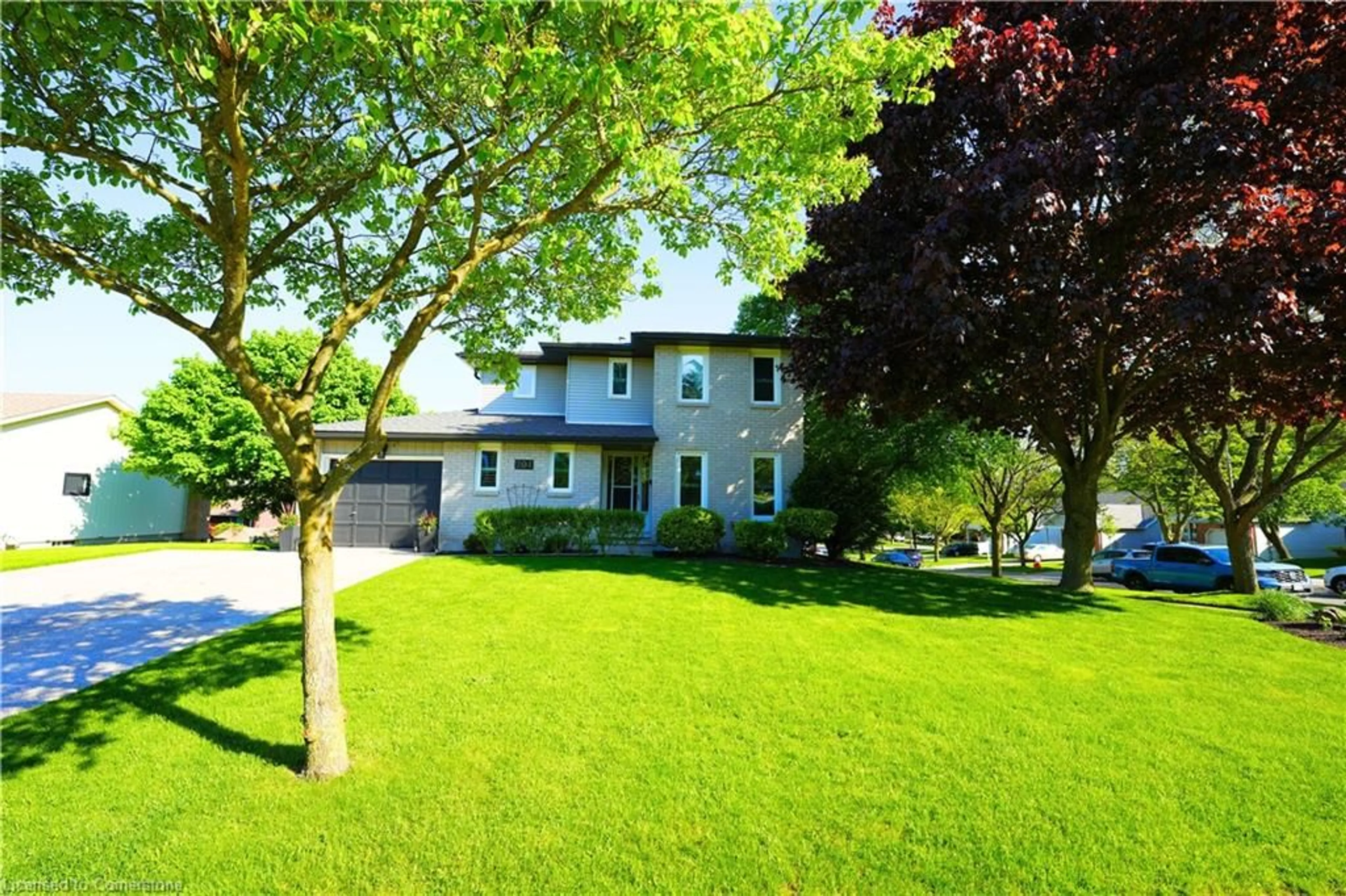 A pic from outside/outdoor area/front of a property/back of a property/a pic from drone, street for 204 Quinte Crt, Kitchener Ontario N2A 3K2