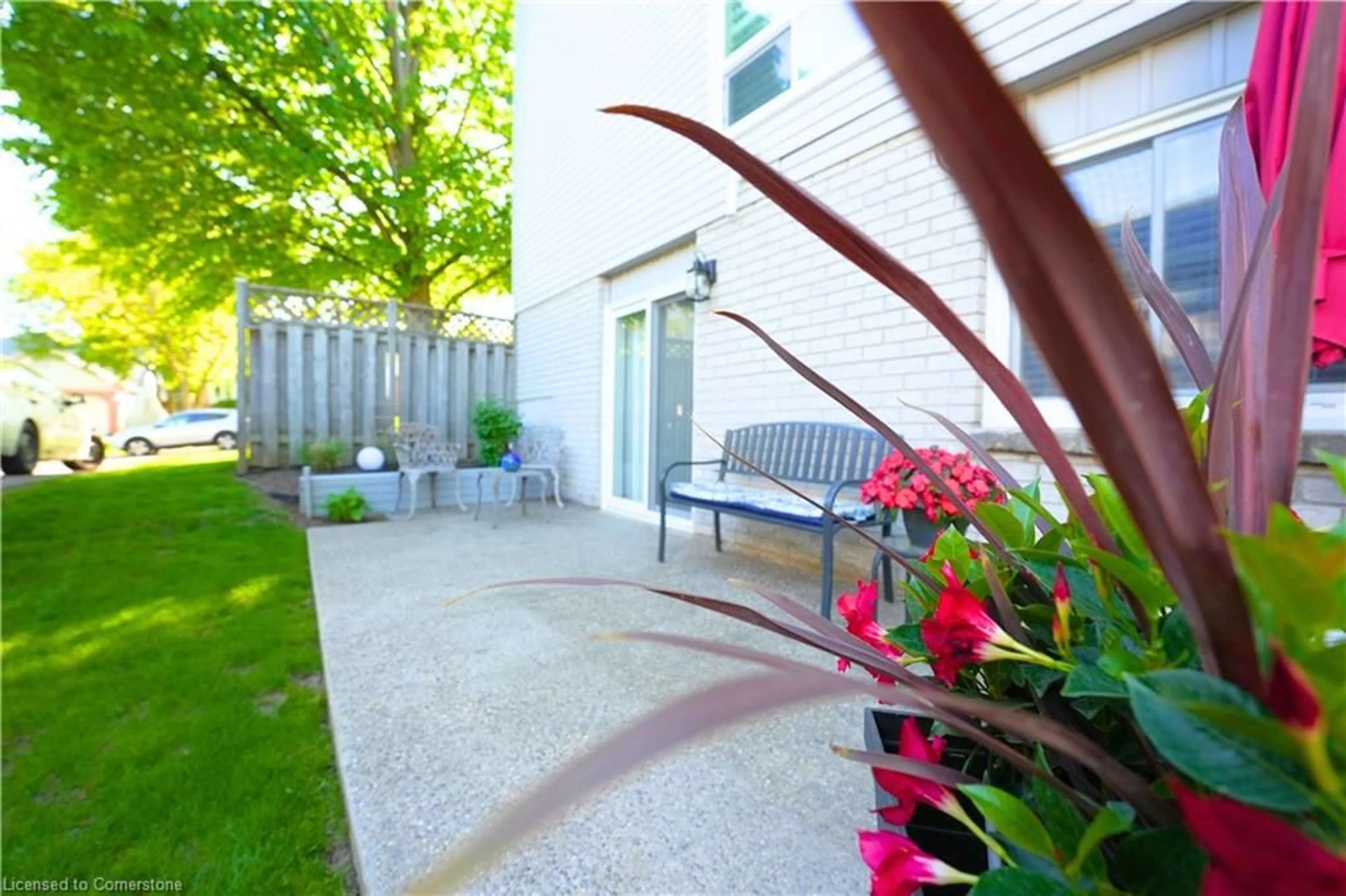 Patio, street for 204 Quinte Crt, Kitchener Ontario N2A 3K2