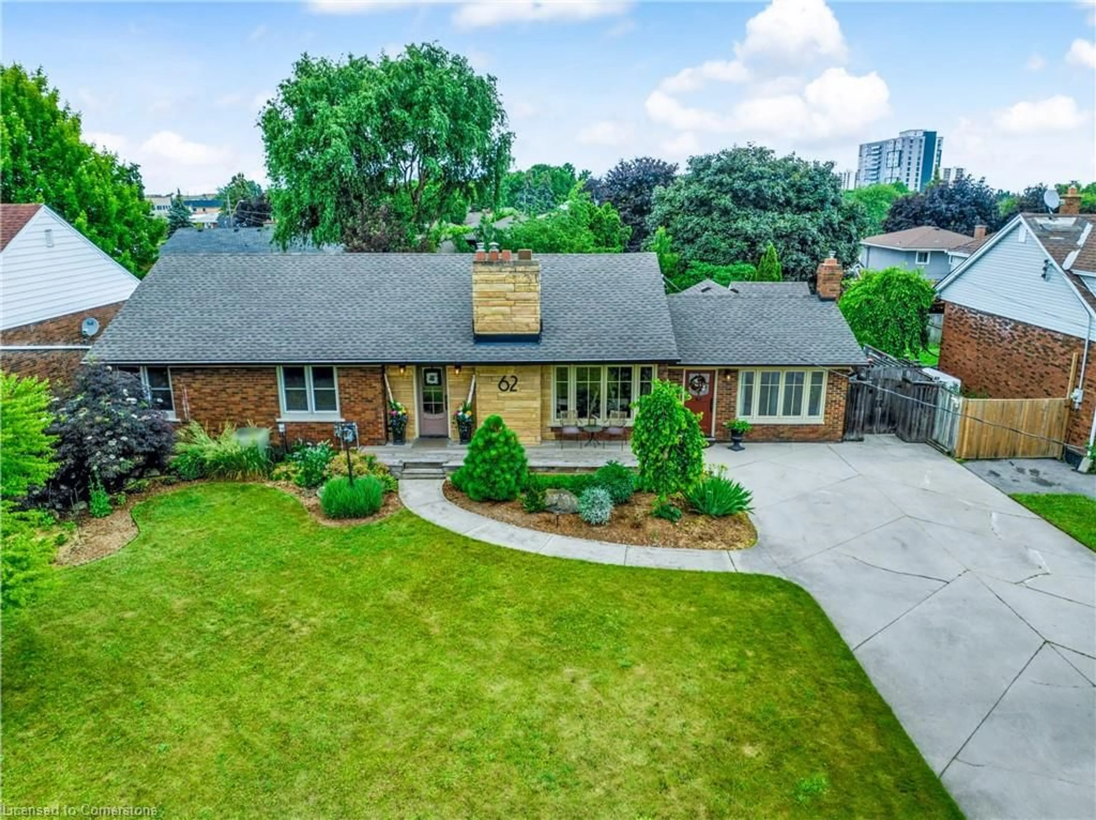 A pic from outside/outdoor area/front of a property/back of a property/a pic from drone, street for 62 Glenview Dr, Stoney Creek Ontario L8G 2L6