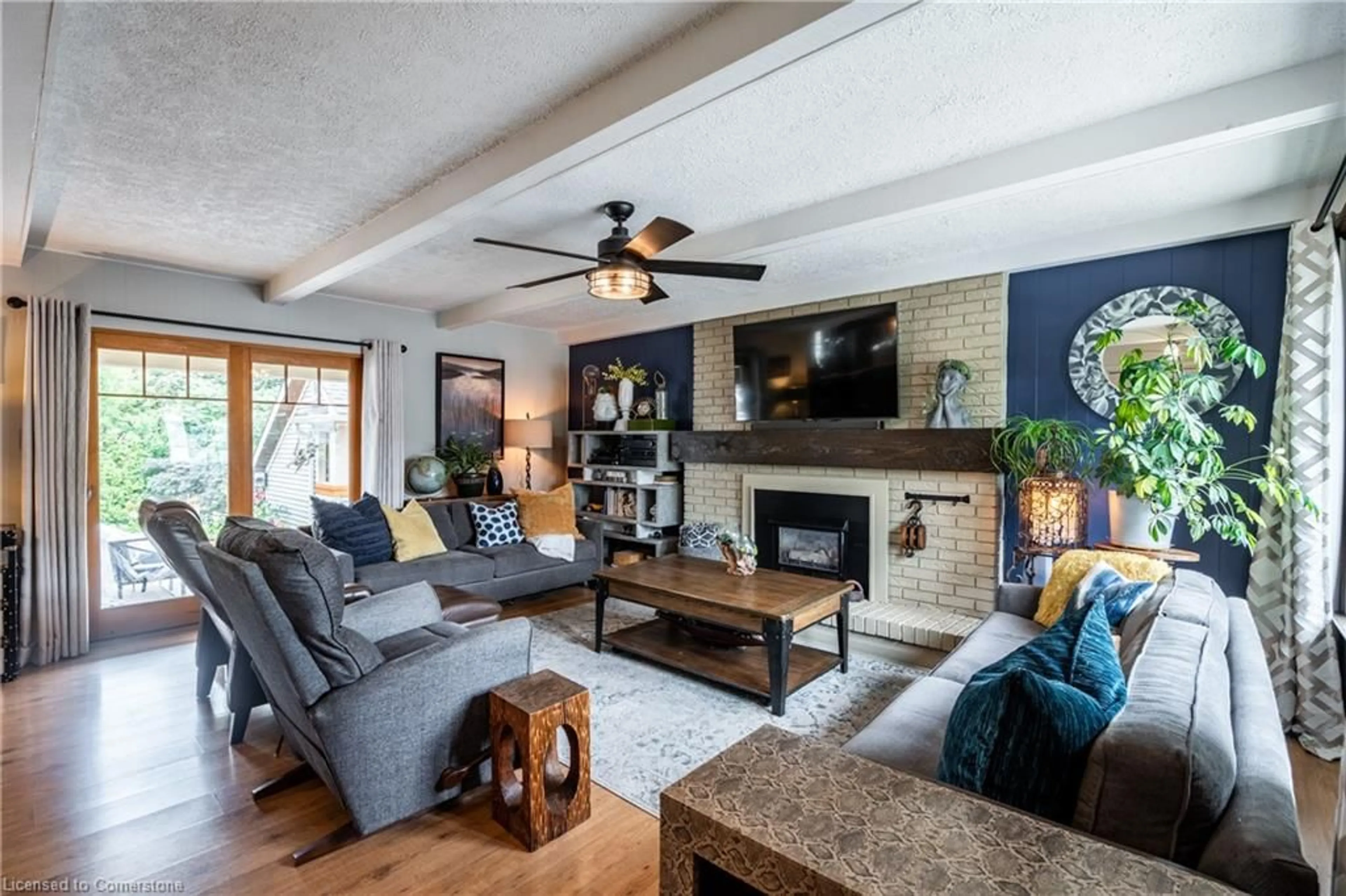 Living room with furniture, unknown for 62 Glenview Dr, Stoney Creek Ontario L8G 2L6