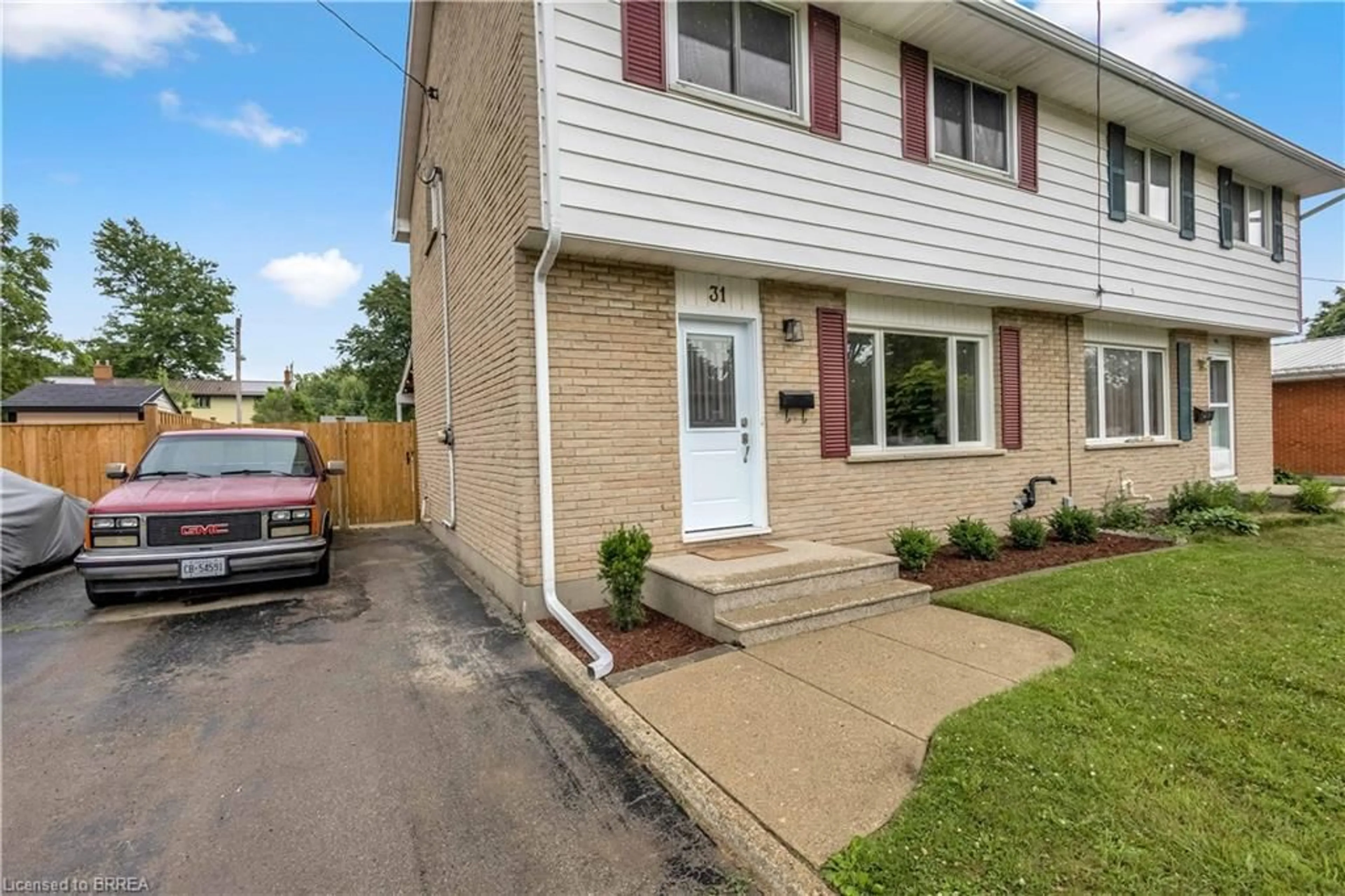 Home with vinyl exterior material, street for 31 Parkview Hts, Aylmer Ontario N5H 2J9