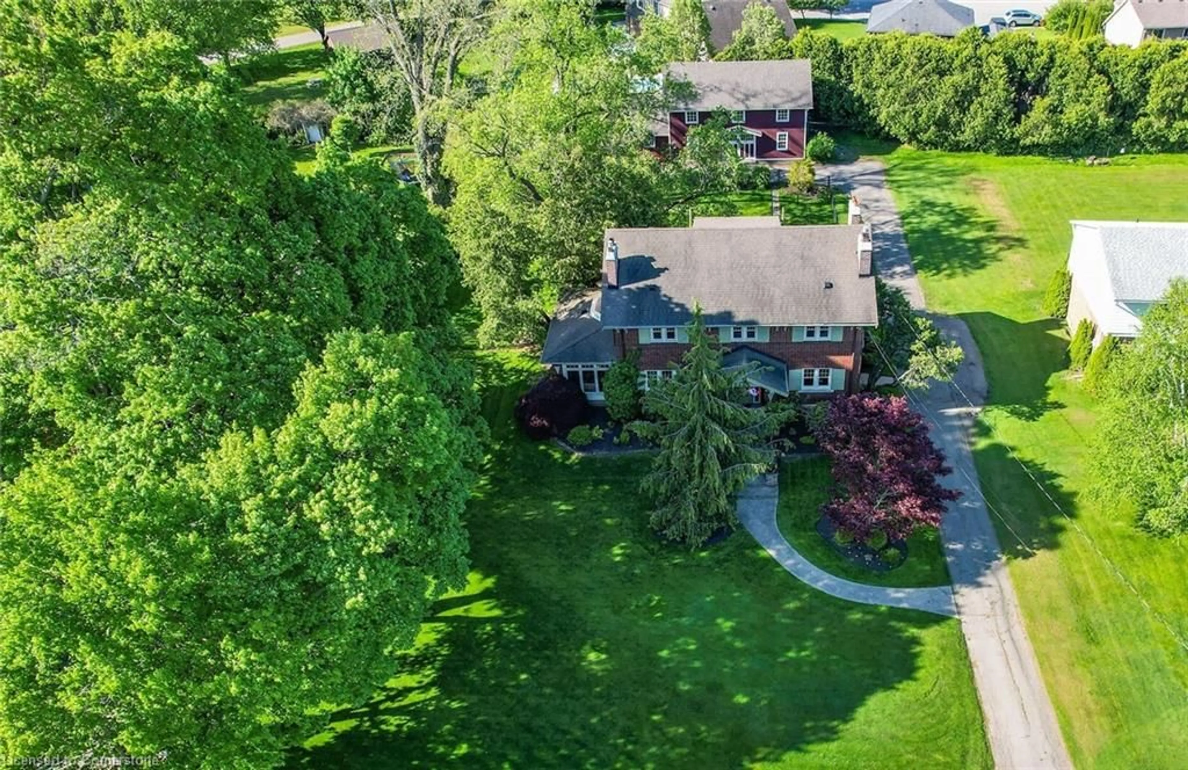 A pic from outside/outdoor area/front of a property/back of a property/a pic from drone, street for 102 Main St, Grimsby Ontario L3M 1N8