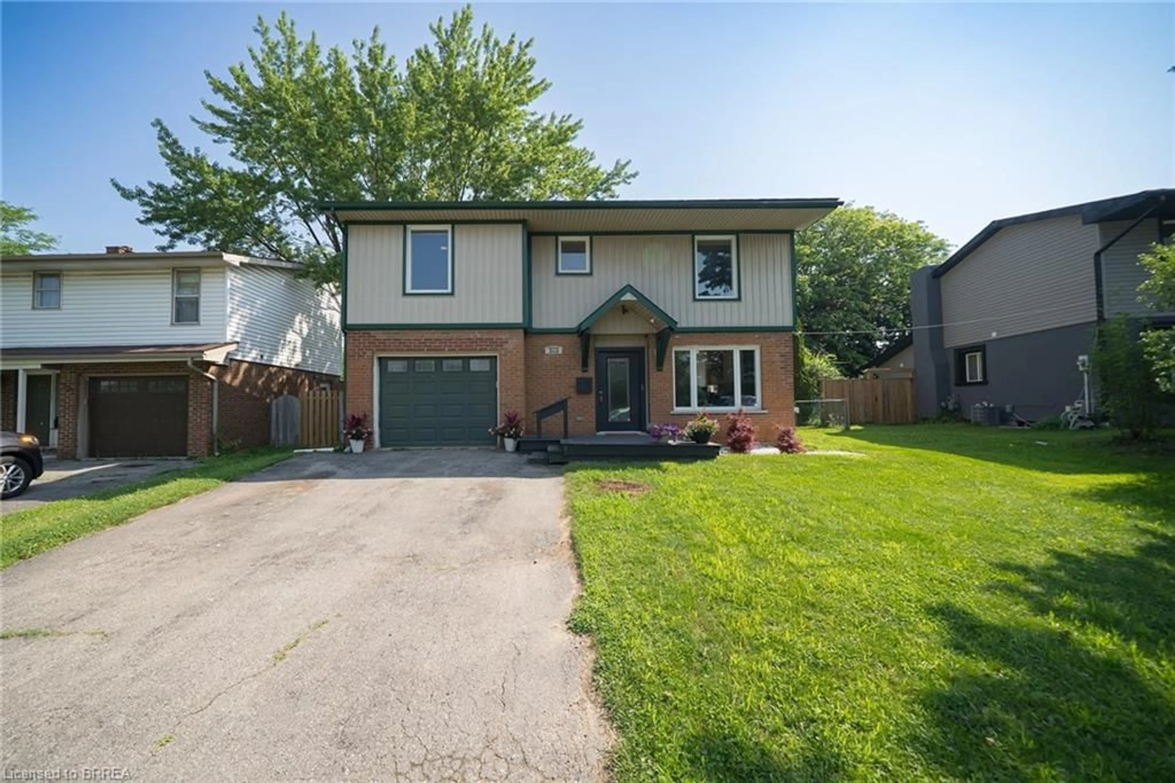 Home with brick exterior material, street for 323 Brantwood Park Rd, Brantford Ontario N3P 1G7