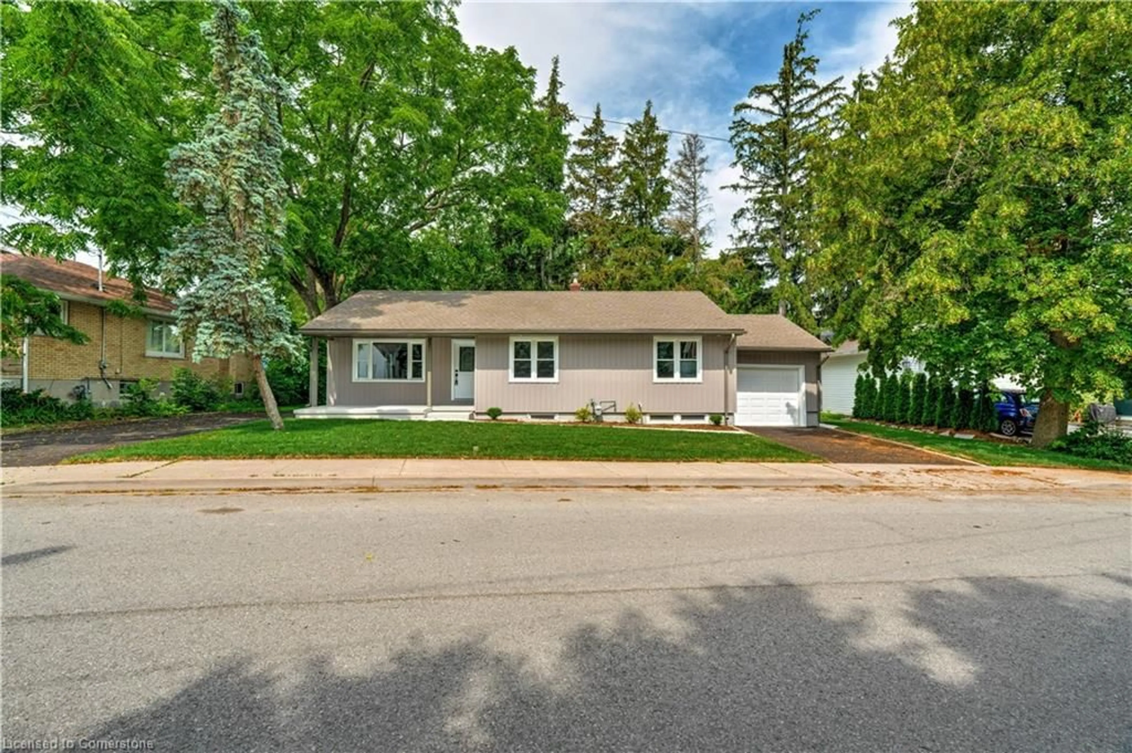 Home with vinyl exterior material, street for 4290 Crescent Ave, Beamsville Ontario L0R 1B8
