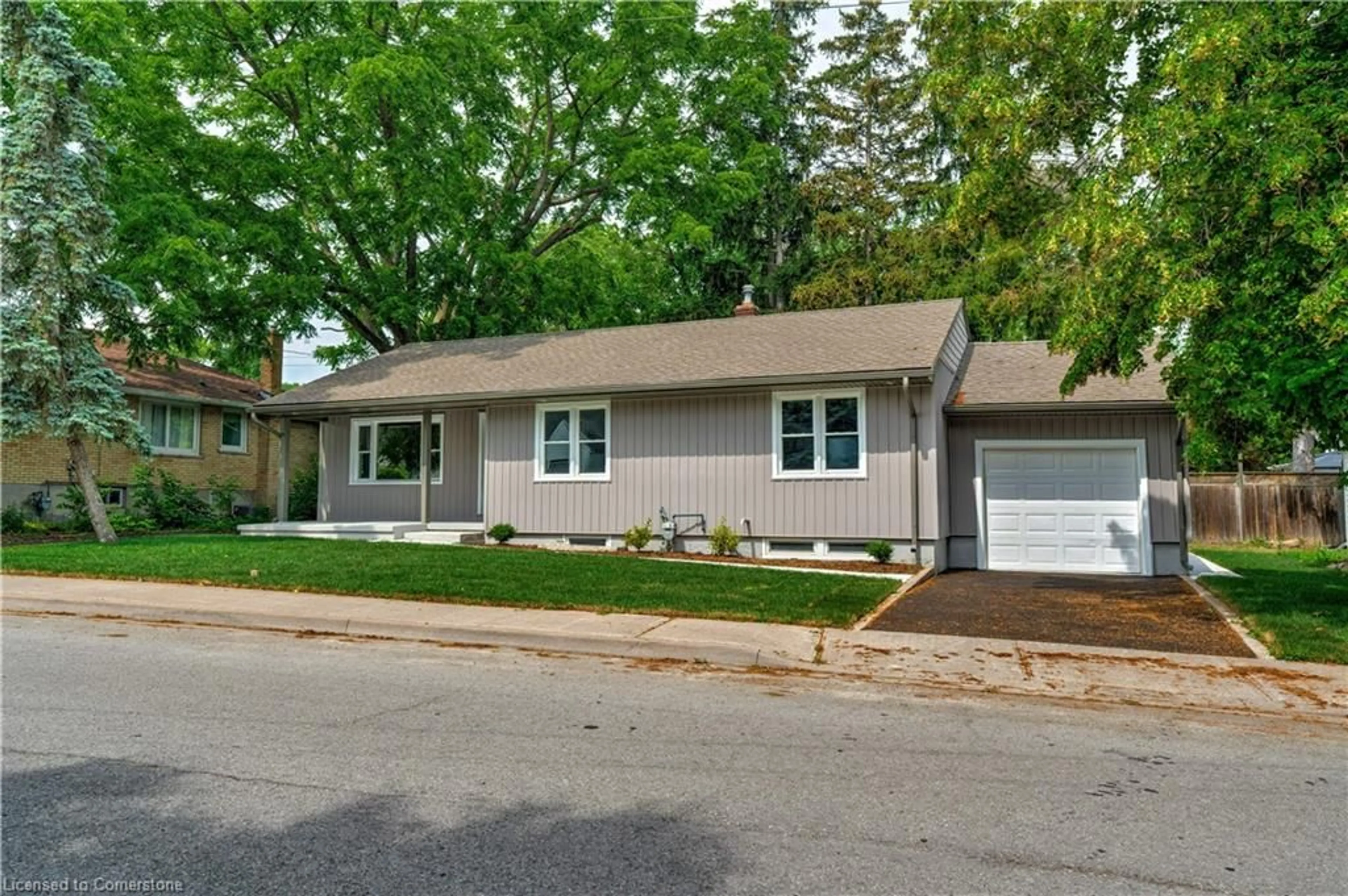 Home with vinyl exterior material, street for 4290 Crescent Ave, Beamsville Ontario L0R 1B8