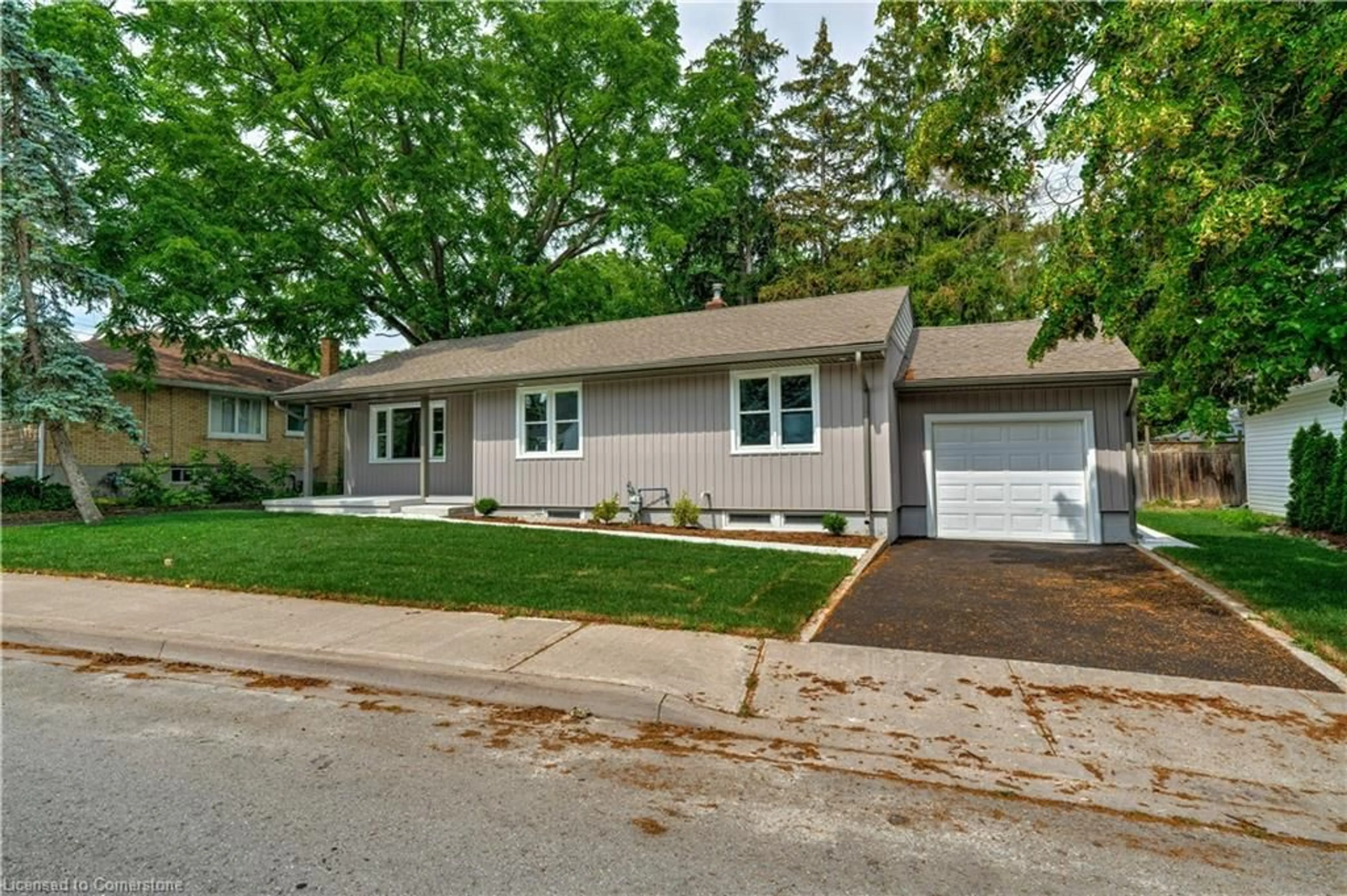 Home with vinyl exterior material, street for 4290 Crescent Ave, Beamsville Ontario L0R 1B8