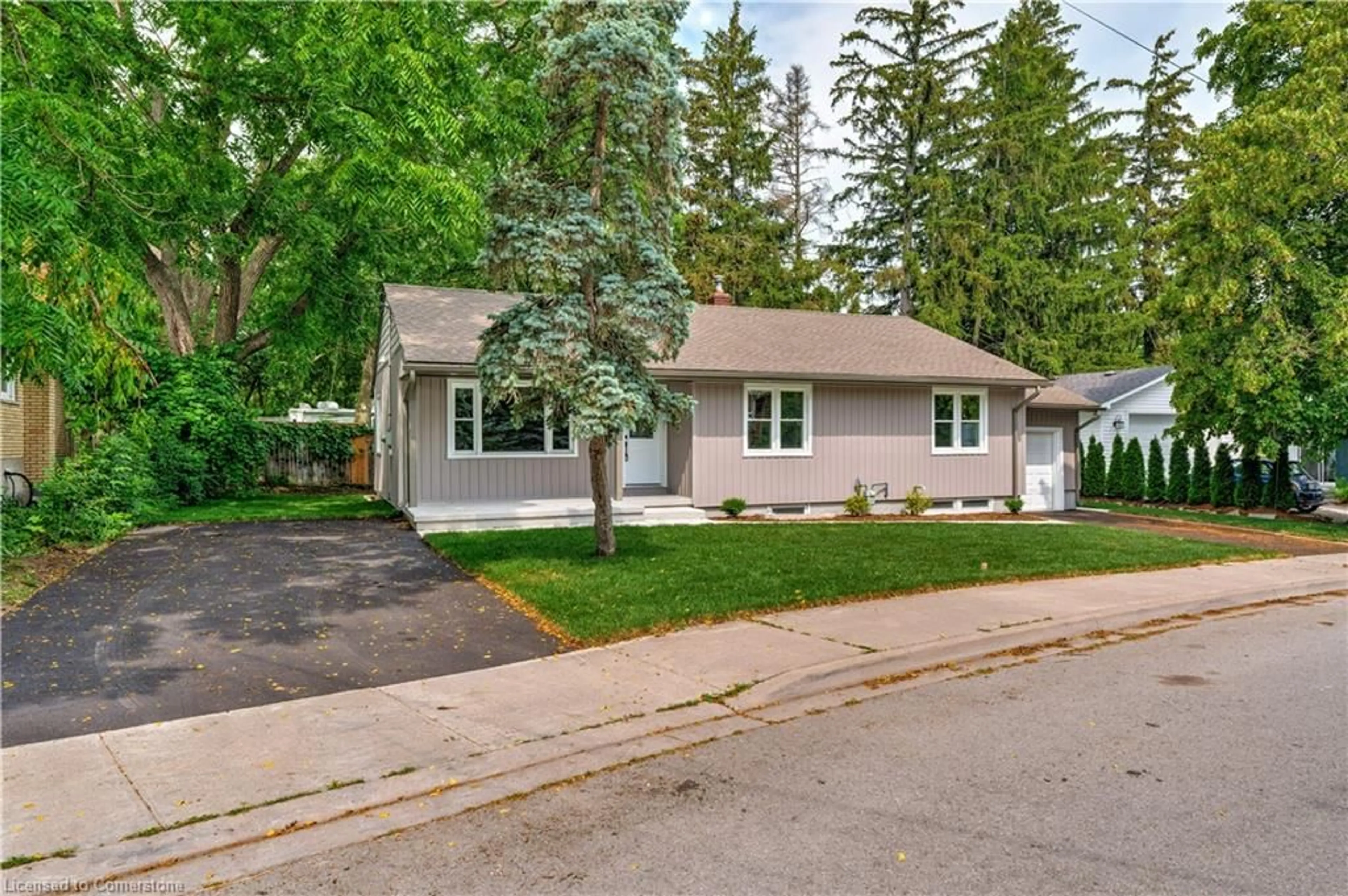 Home with vinyl exterior material, street for 4290 Crescent Ave, Beamsville Ontario L0R 1B8