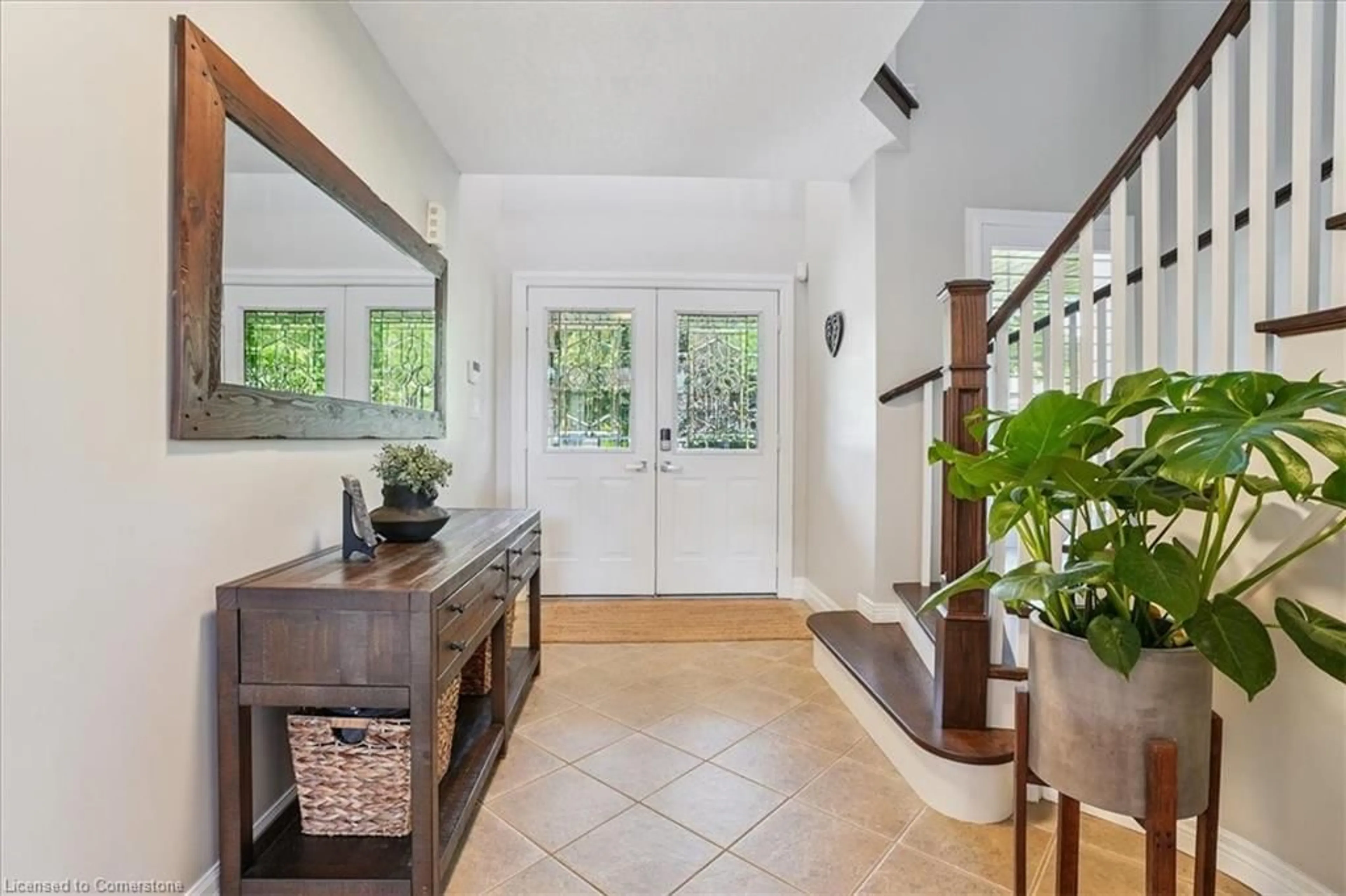 Indoor entryway for 58 Hickory Cres, Grimsby Ontario L3M 5P9