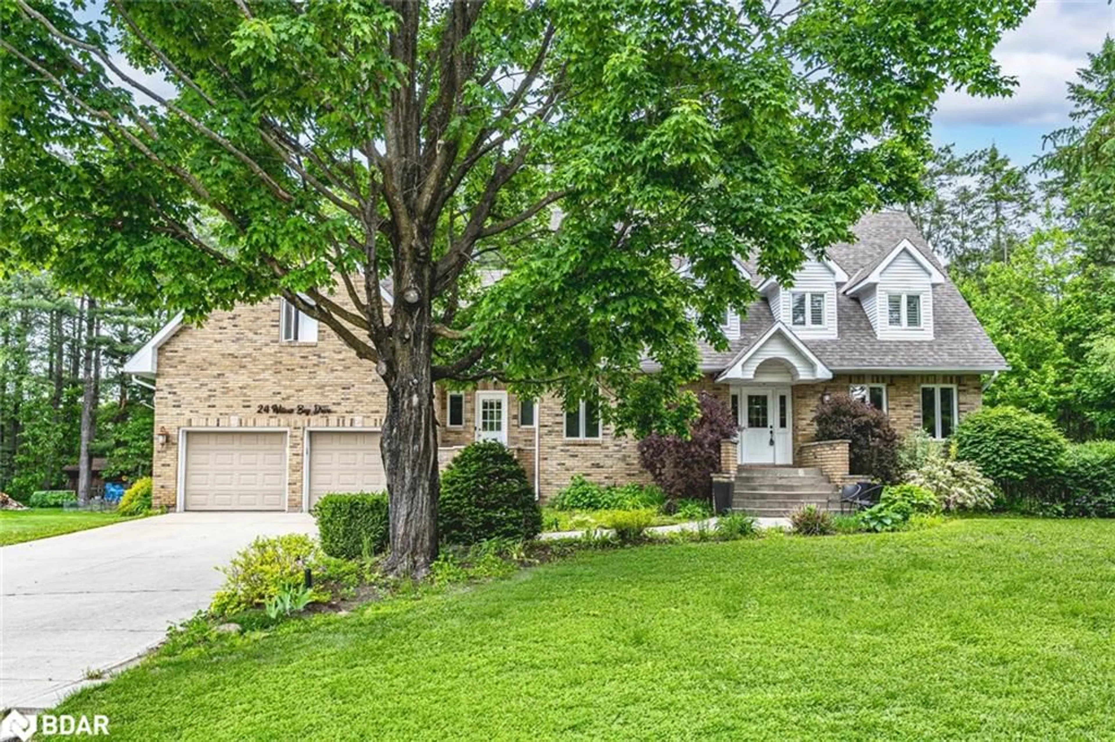 A pic from outside/outdoor area/front of a property/back of a property/a pic from drone, street for 24 Willow Bay Dr, Midhurst Ontario L9X 0R2