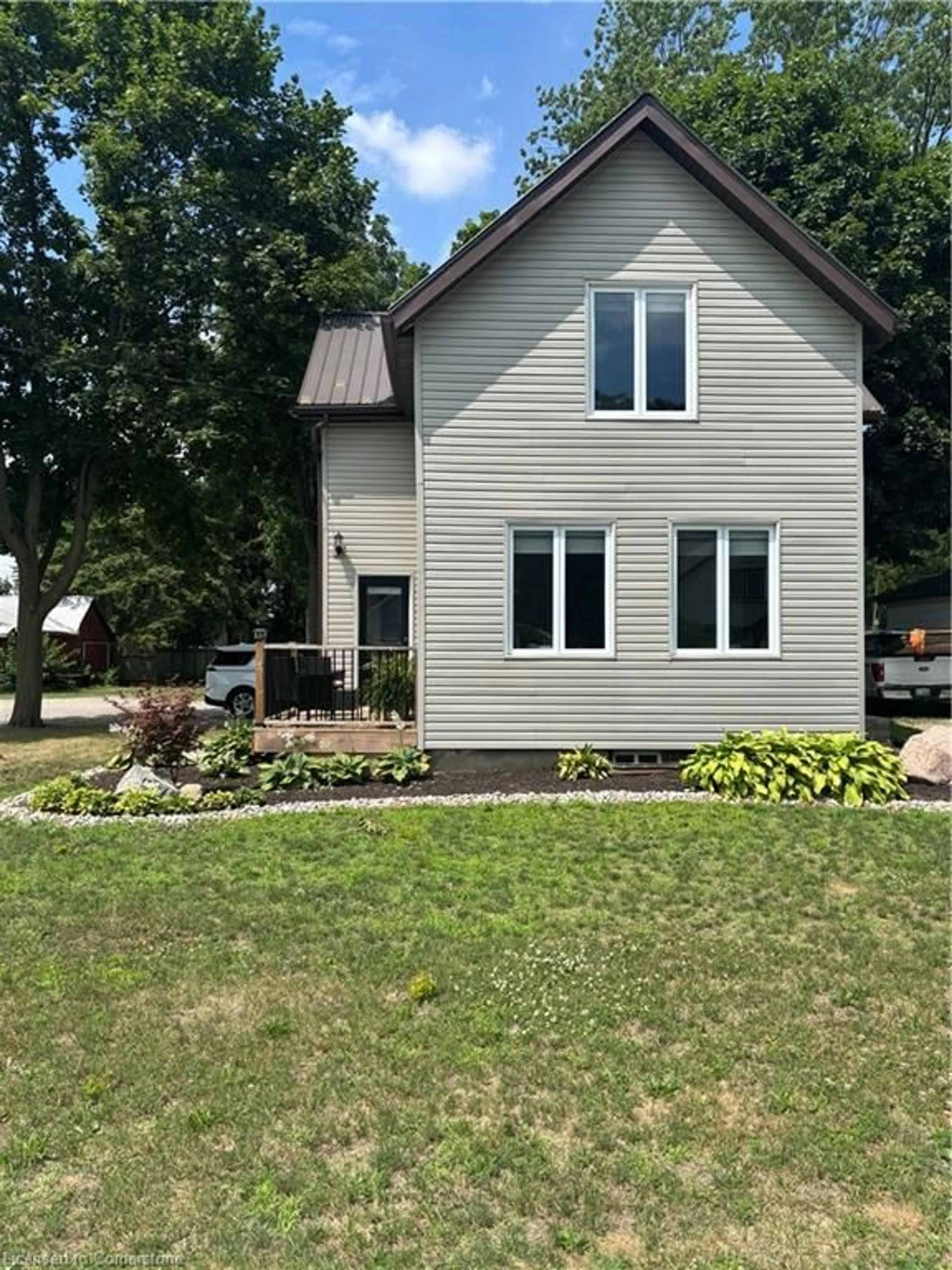 Home with vinyl exterior material, street for 10 Pearl St, Tillsonburg Ontario N4G 1L3