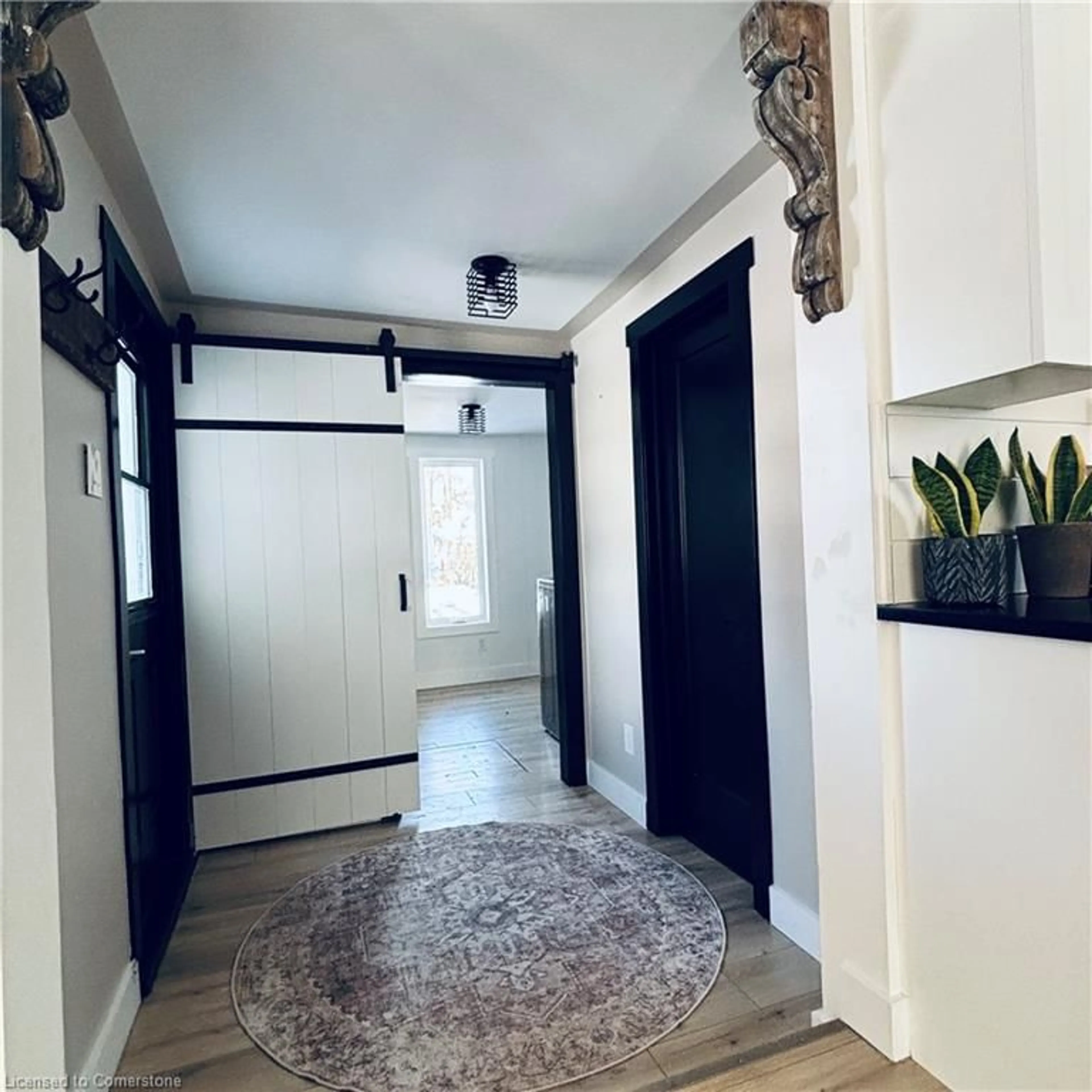 Indoor entryway for 10 Pearl St, Tillsonburg Ontario N4G 1L3