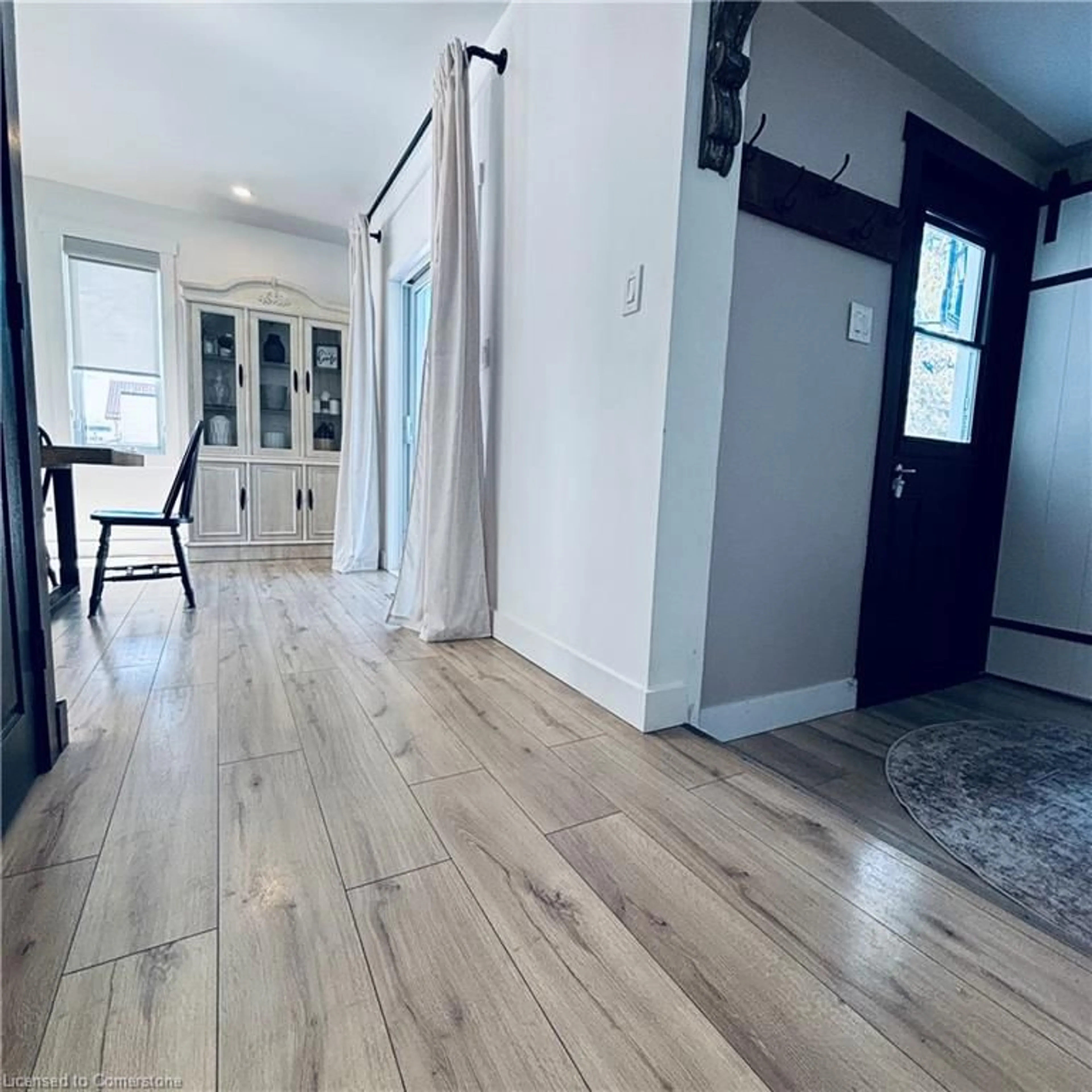 Indoor entryway for 10 Pearl St, Tillsonburg Ontario N4G 1L3