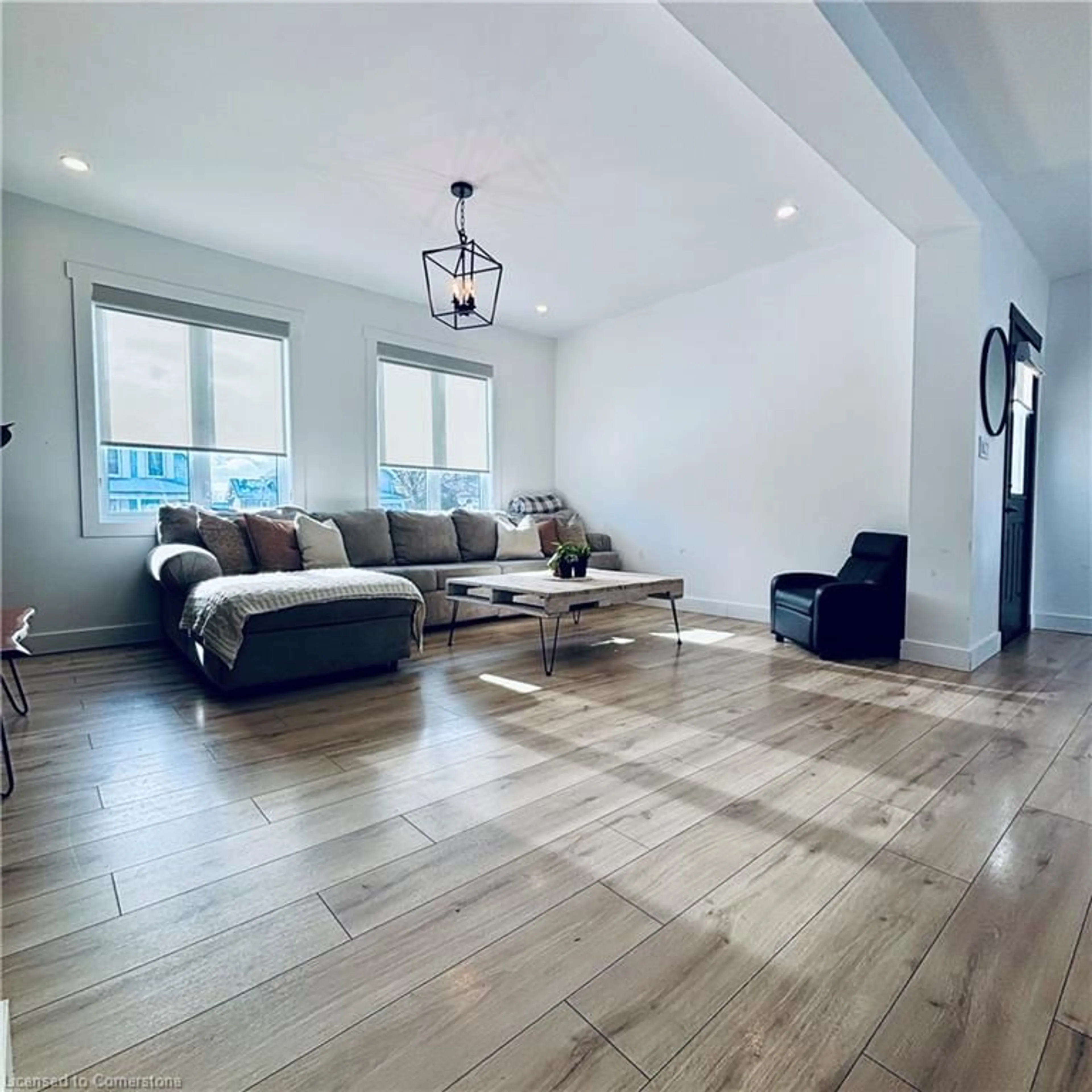 Living room with furniture, wood/laminate floor for 10 Pearl St, Tillsonburg Ontario N4G 1L3