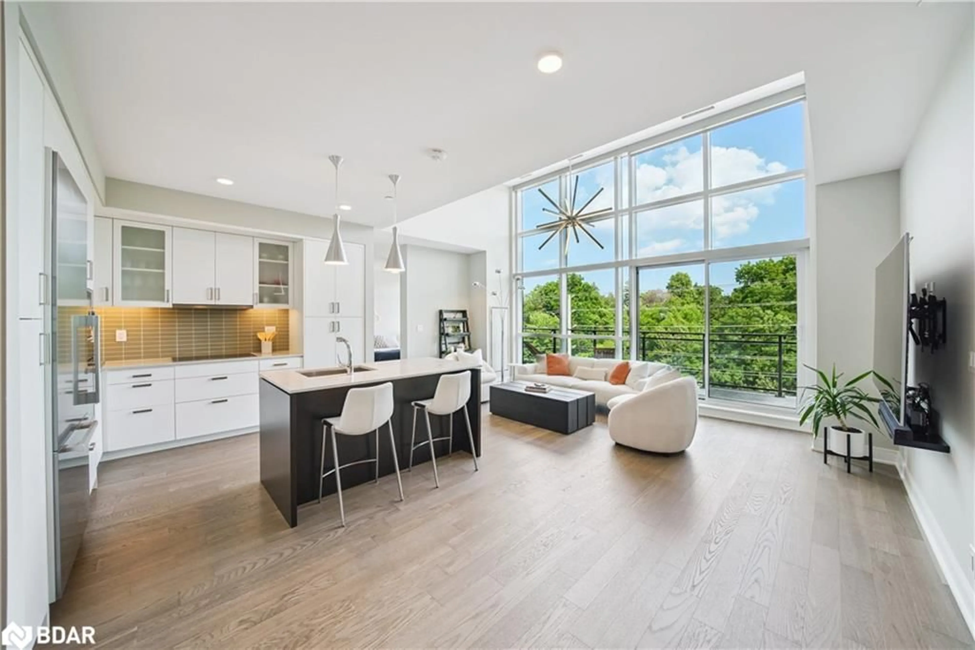 Open concept kitchen, ceramic/tile floor for 1575 Lakeshore Road West #450, Mississauga Ontario L5J 0B1
